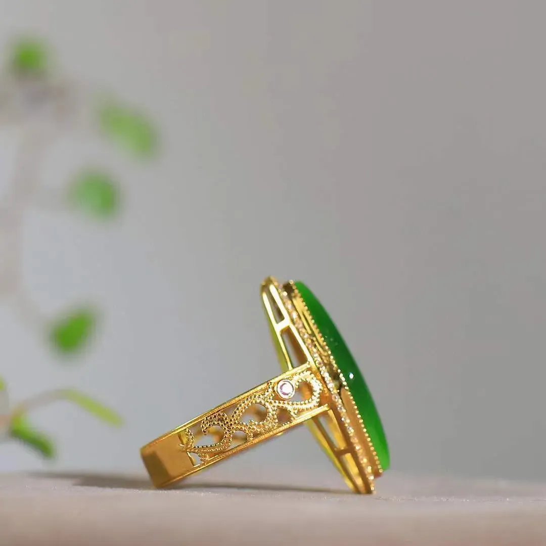 （春日暖阳.18k戒指）

精品和田玉碧玉猫眼18K金镶玉戒指上手婉约动人蛋面饱满水润，颜色浓