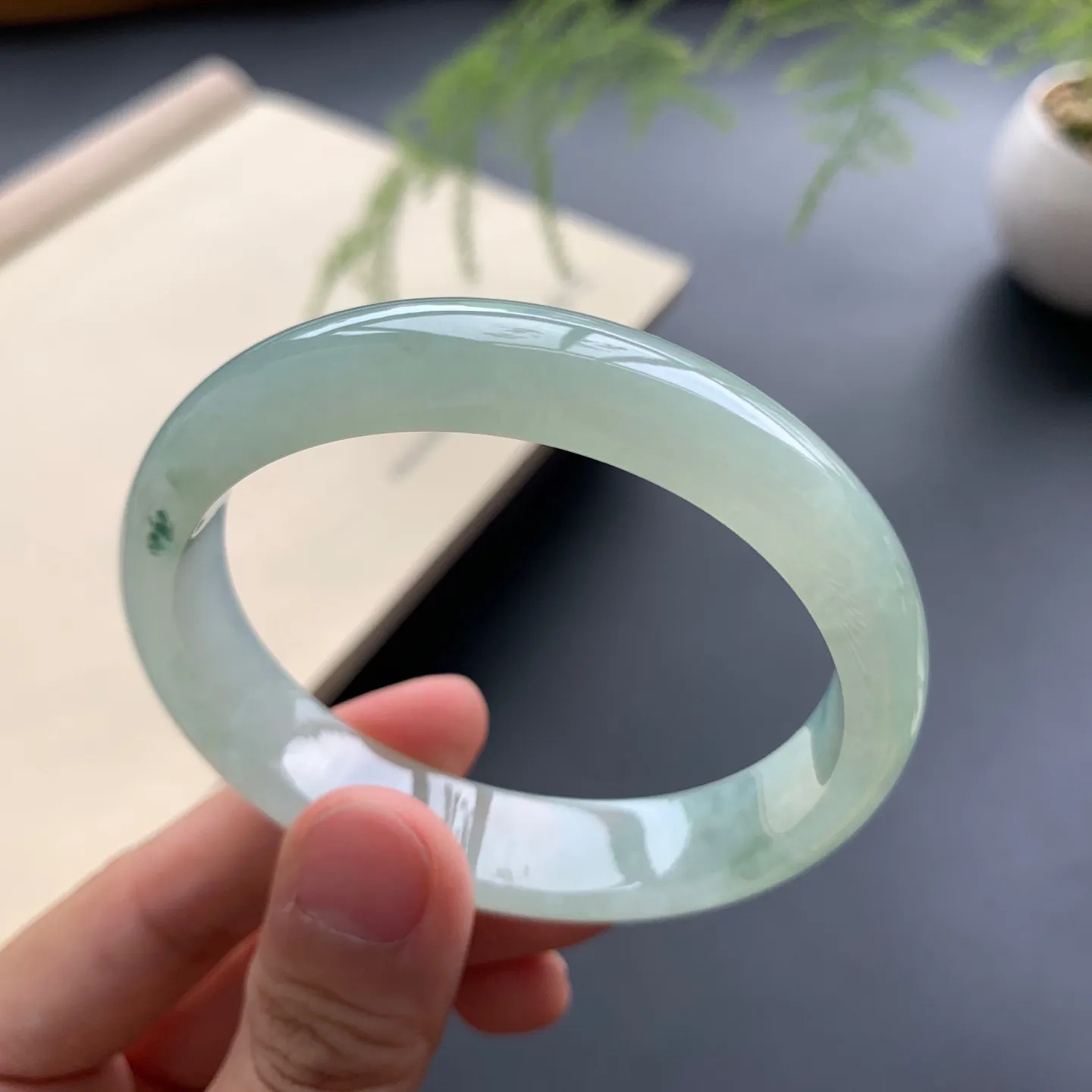 54.5圈口底色飘花贵妃手镯 尺寸：54.5-48-12.8-6.6，无纹裂，水润起胶，色泽亮丽