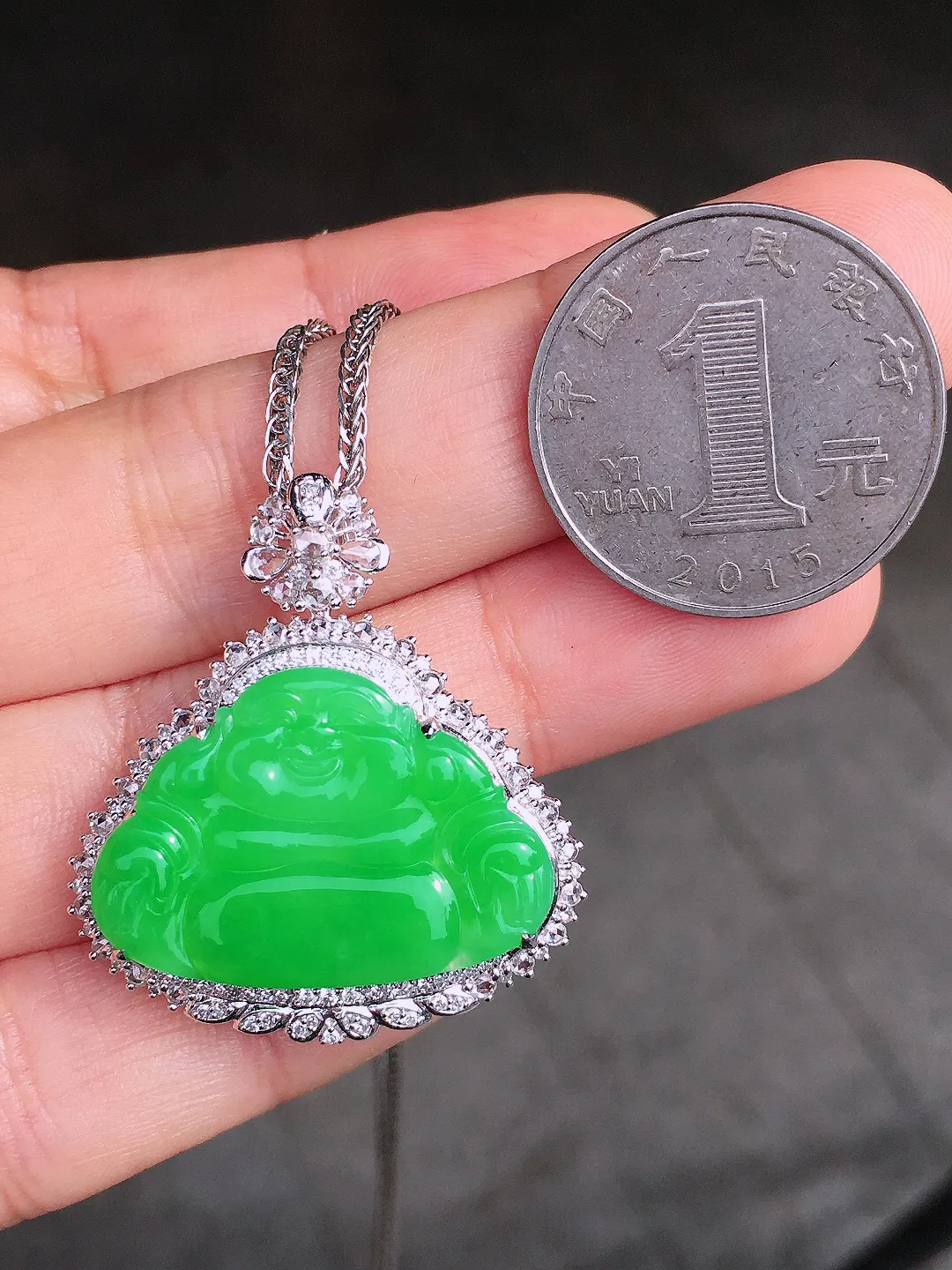 阳绿佛公吊坠，色泽均匀艳丽，玉质细腻，荧光感超
强，饱满圆润，尽显优雅气质，18k
金豪华镶嵌