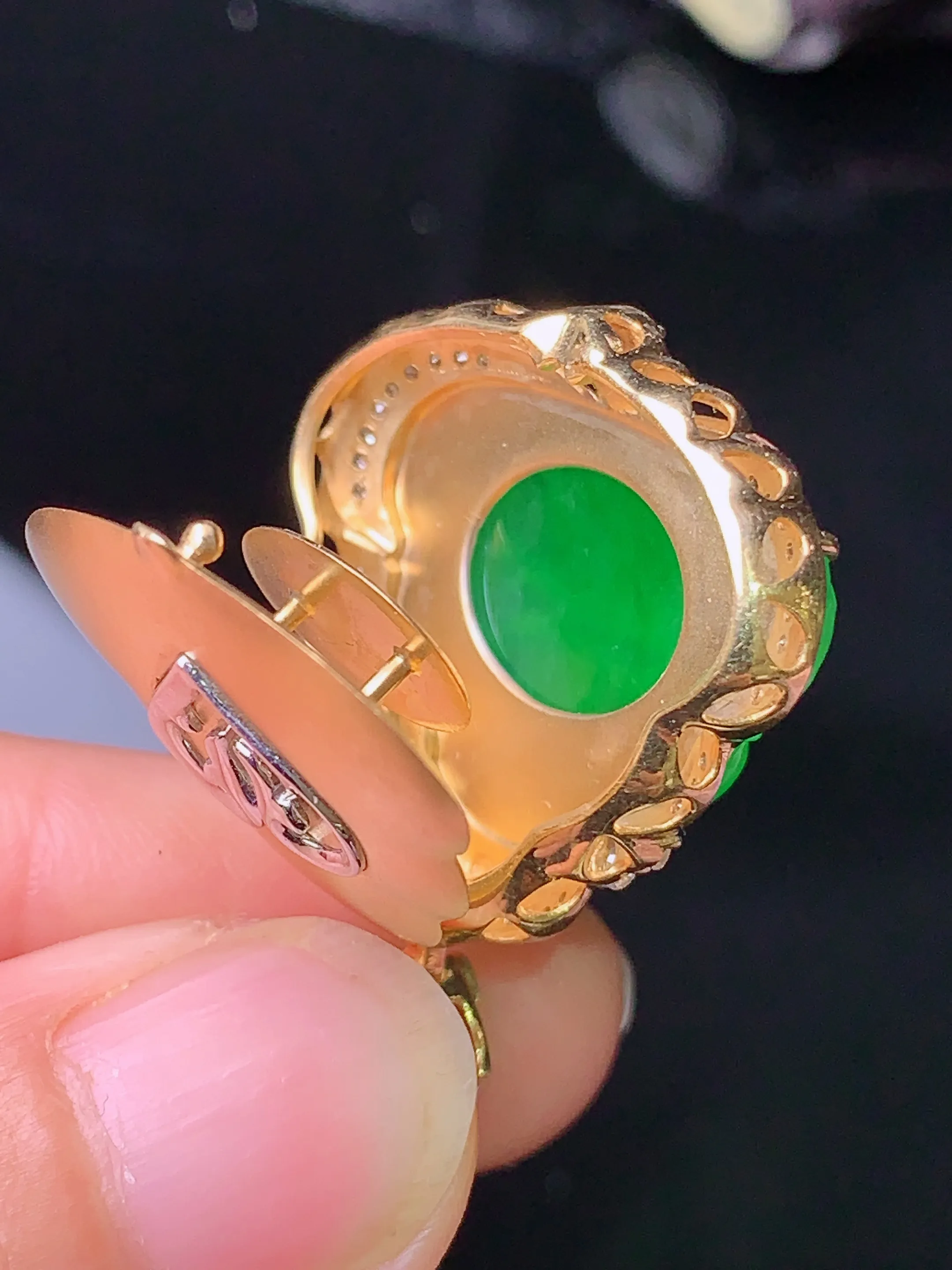 18k金钻镶嵌翠绿佛公吊坠 玉质细腻 色泽清新艳丽 整体尺寸31.2*24.2*9.8