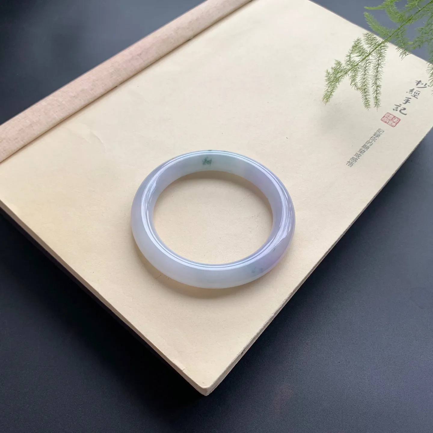 58圈口飘花圆条手镯 尺寸：58-11-10.8，细腻光滑，花色飘逸