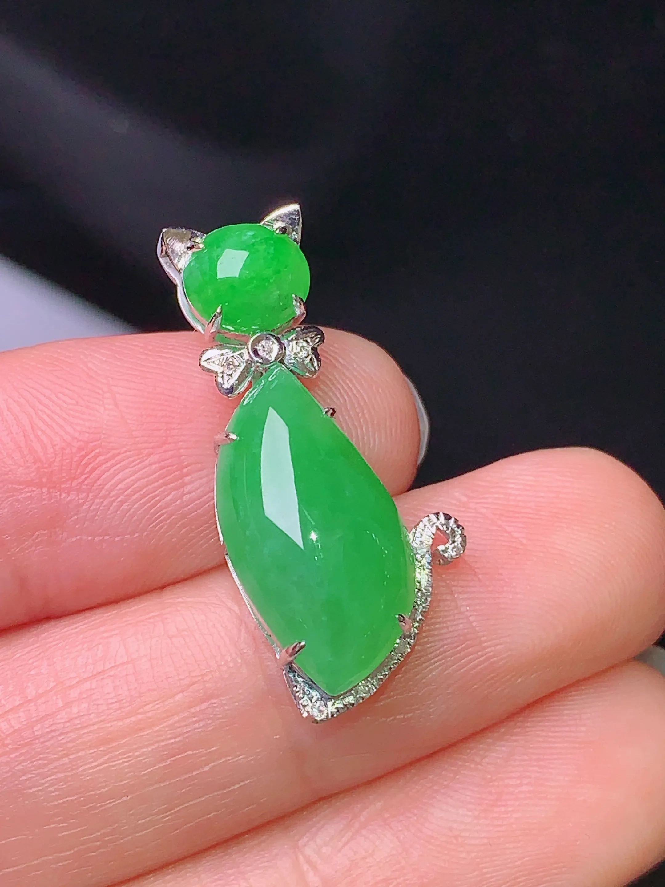 18k金钻镶嵌满绿随形吊坠 玉质细腻 色泽清新艳丽 整体尺寸26.5*11.8*6.3