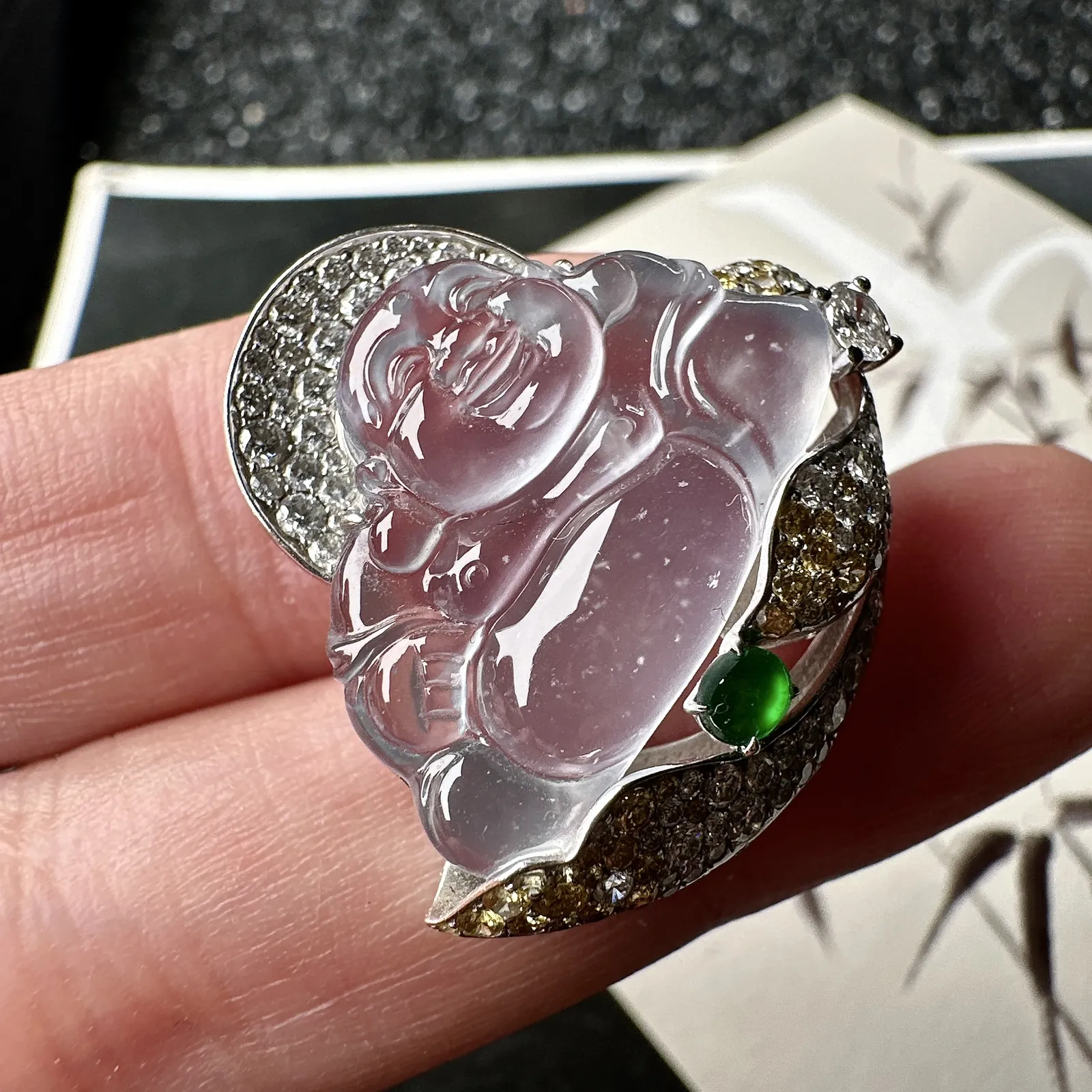 【玻璃种佛公吊坠】种水上乘，晶莹剔透，纯净通透，莹光感很强，18k金钻镶嵌，裸石尺寸15.5*21.9*4.6毫米