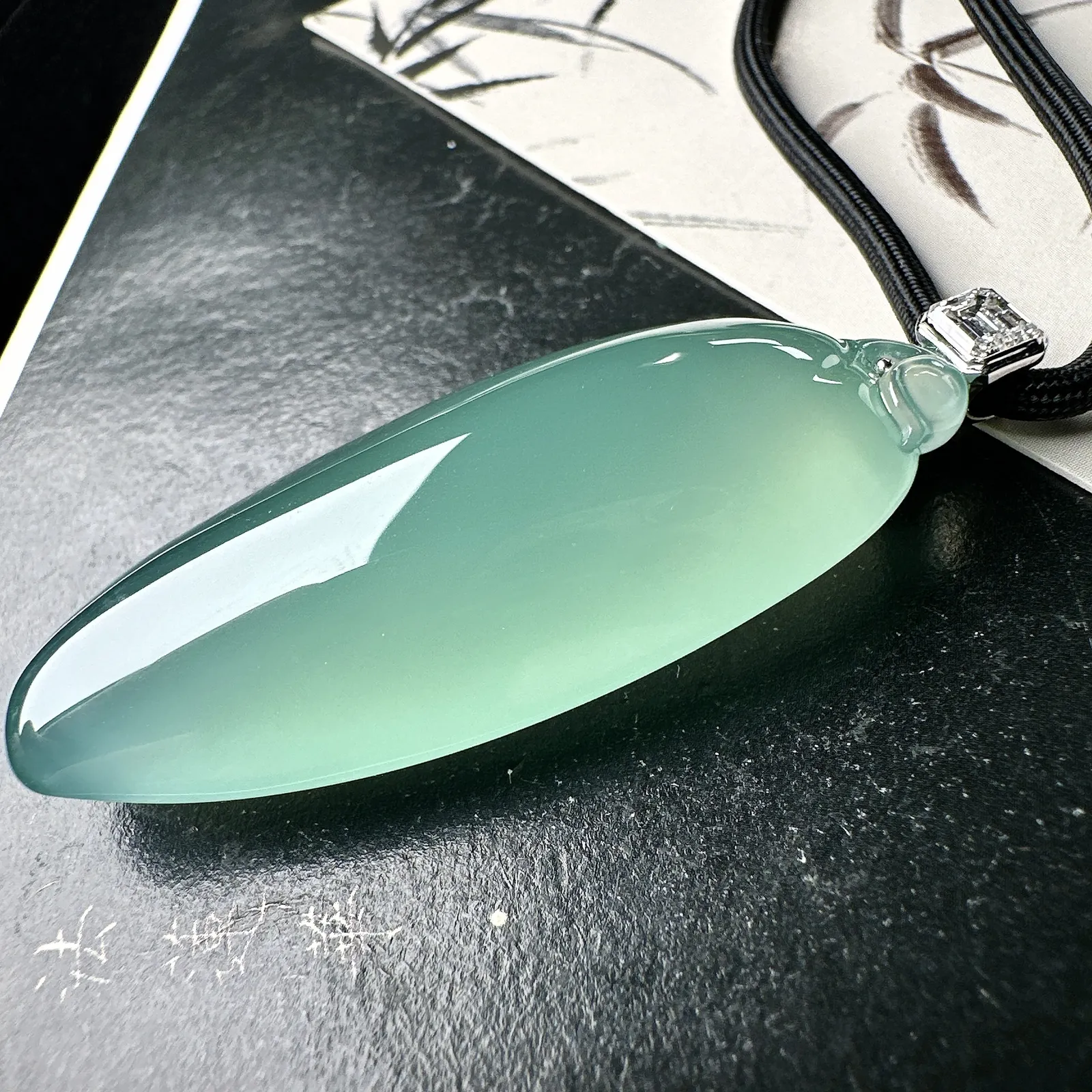 【冰种晴绿大福瓜】质地冰润细腻，种老起光，收藏品质，18K金钻镶嵌，裸石尺寸48.9*21.5*11.7毫米