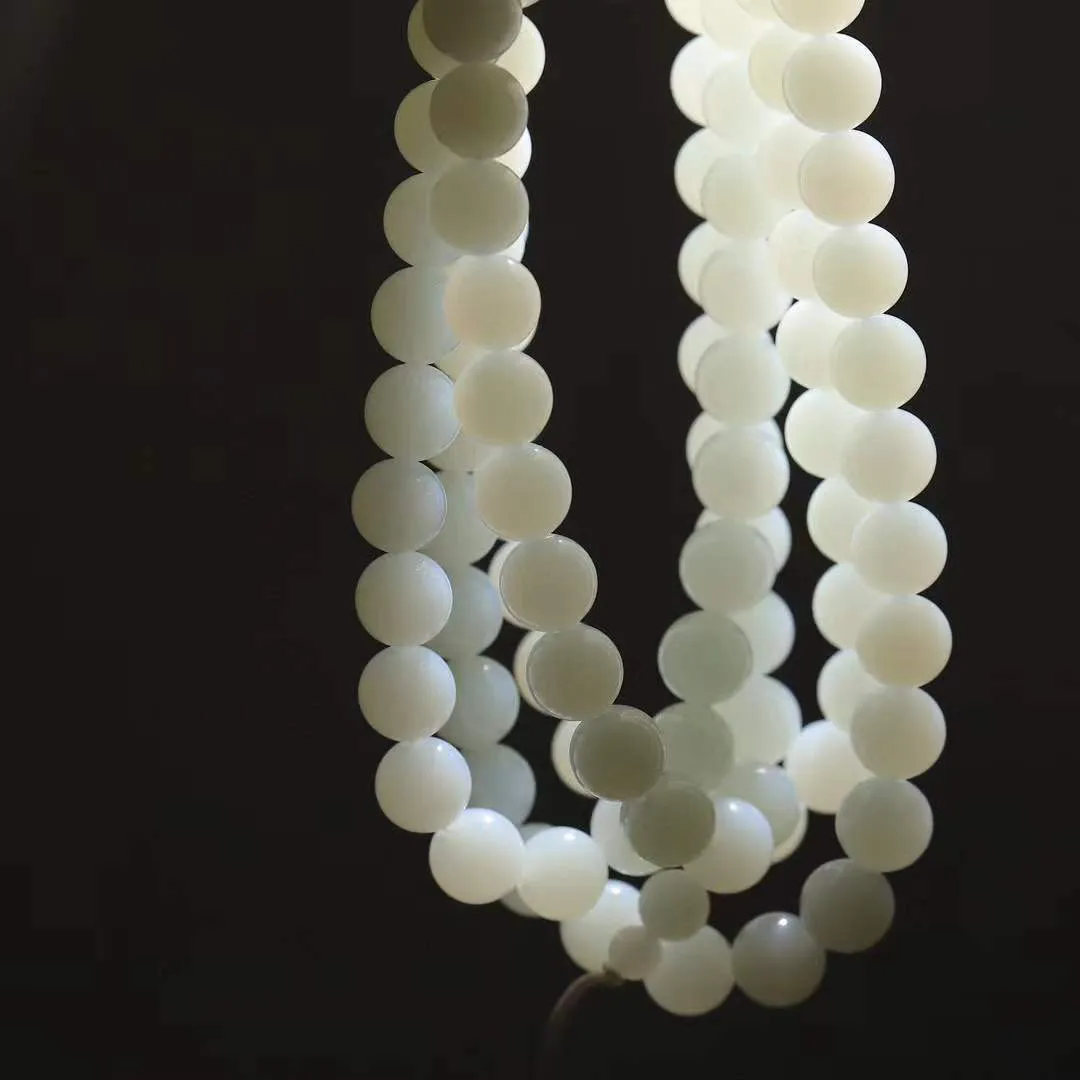 【链.108】

精品和田玉收藏级白玉108挂链 玉质温润细腻 油性十足 佩戴舒适。珠珠落玉盘，间关莺语花底滑，一生美好时光，无论身在何处，都有它相伴相守。事事顺遂，幸福美满，吉祥如意。重212.2克 尺寸取一11mm 78901475YY