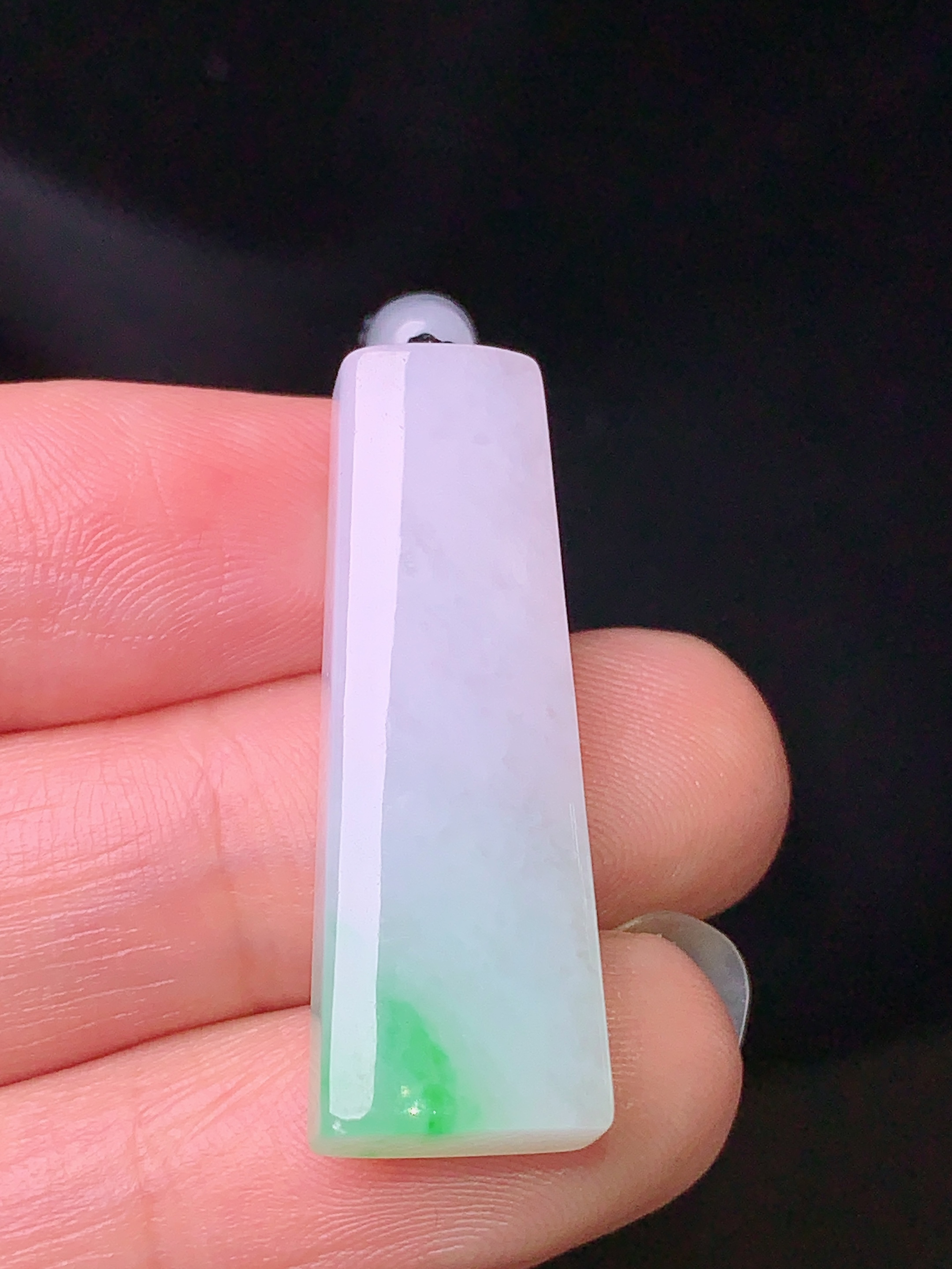 飘绿无事牌吊坠 玉质细腻 色泽清新艳丽 整体尺寸32.2*11*6.2