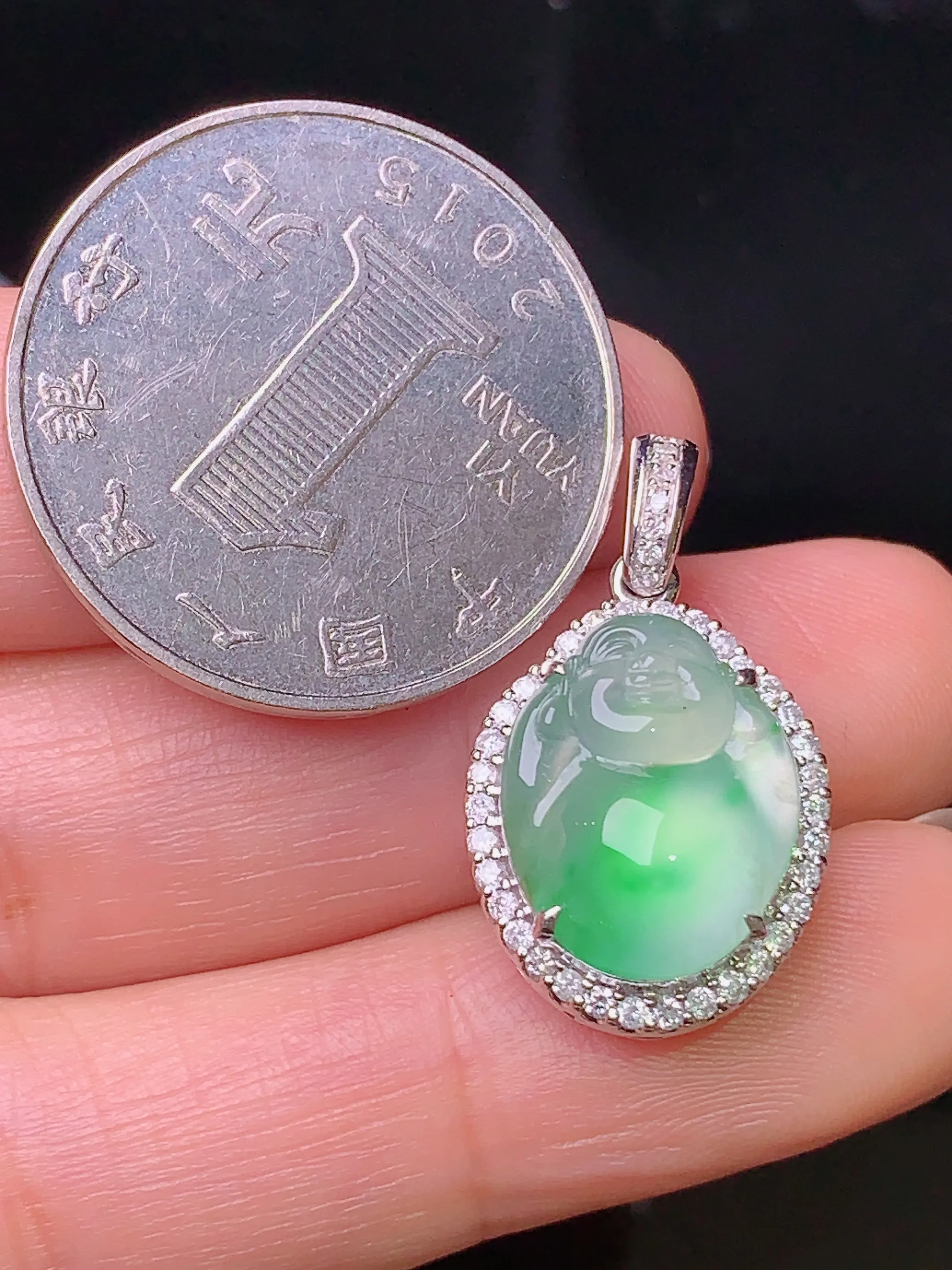 18k金钻镶嵌冰种飘绿佛公吊坠 玉质细腻 色泽清新艳丽 整体尺寸24.5*14.3*10.2