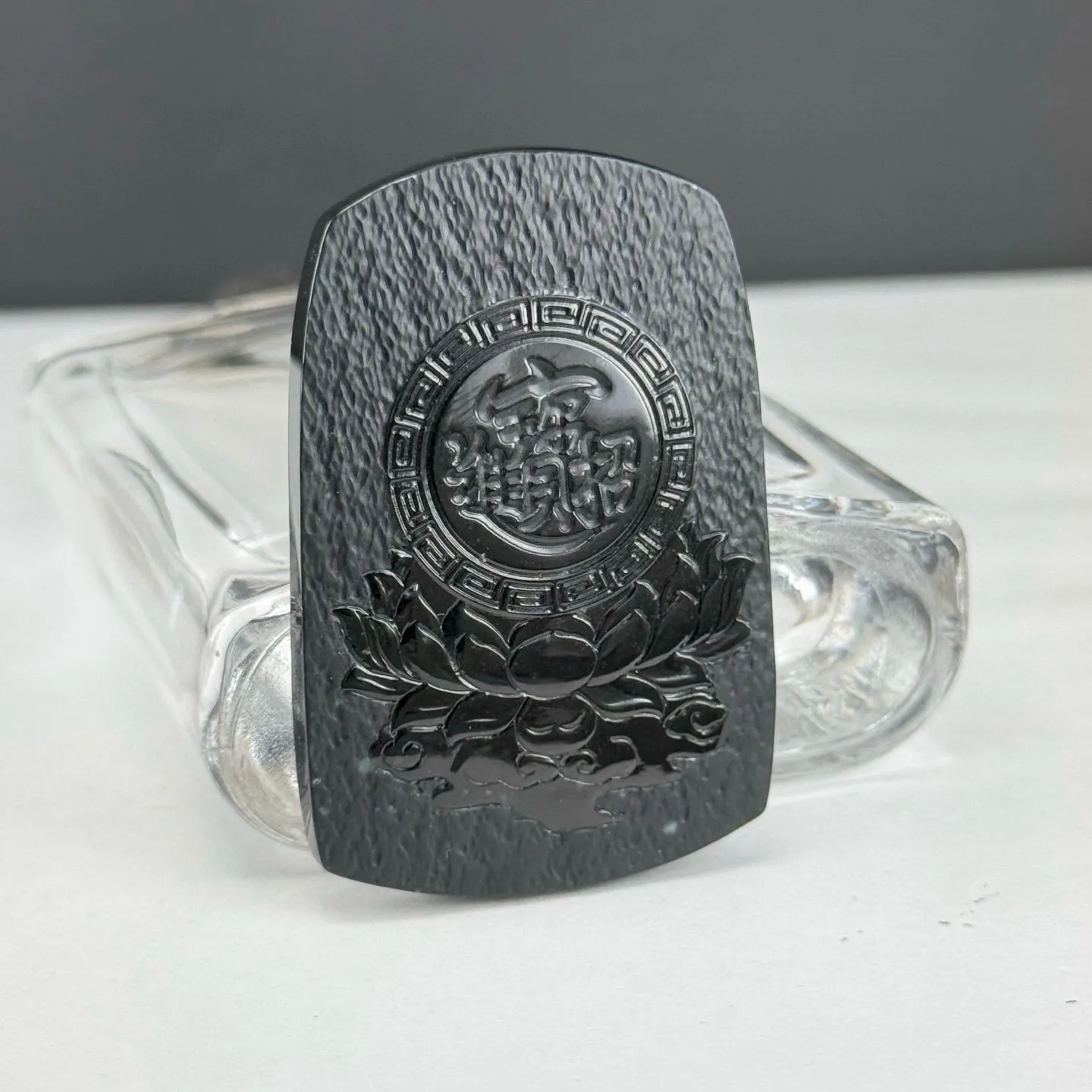 精品墨翠黄财神 种好色正 黑度极好 打灯通透 油性十足 尺寸53