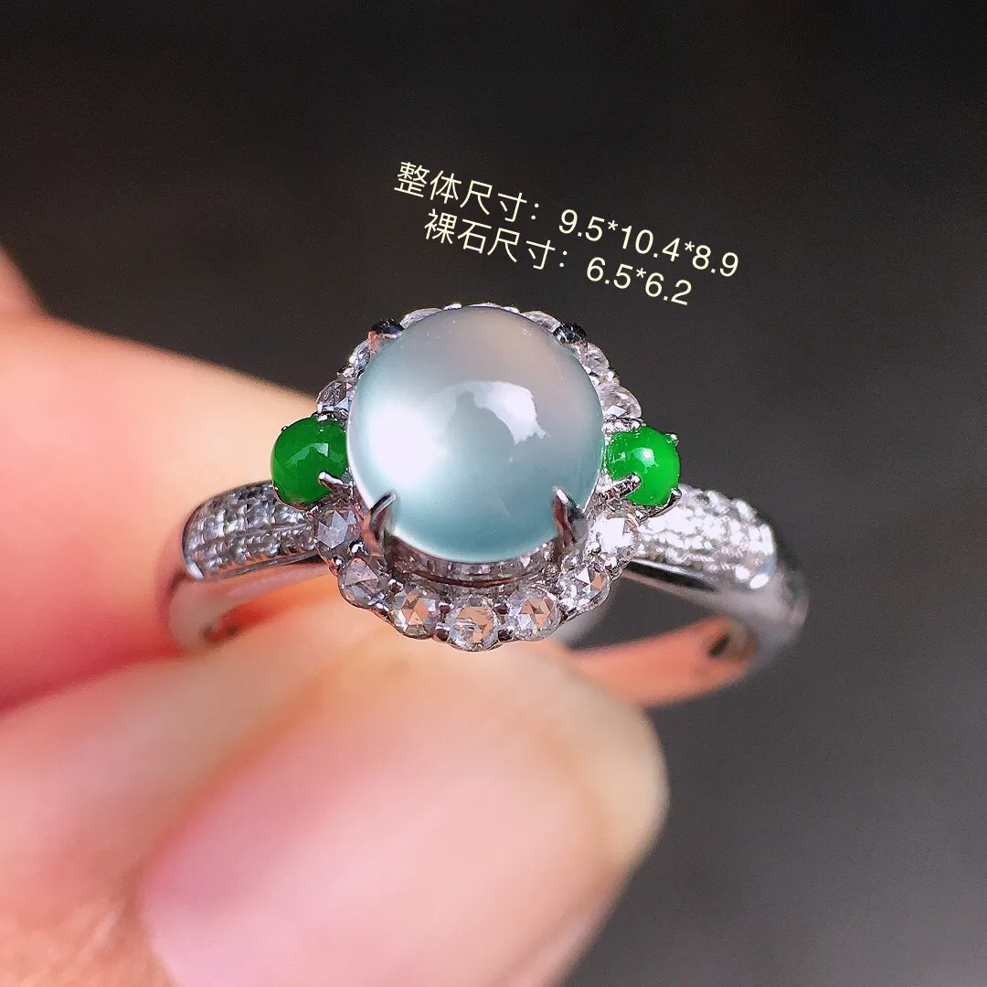 冰种蛋面戒指，玉质细腻，荧光感超
强，饱满圆润，尽显优雅气质，18k
金豪华镶嵌