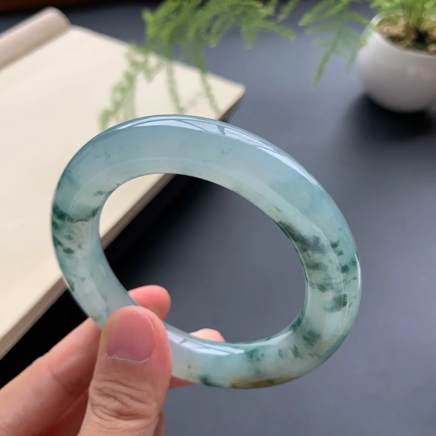 52圈口冰种飘花圆条手镯 尺寸：52-12，无纹裂，花色浓郁，条形饱满