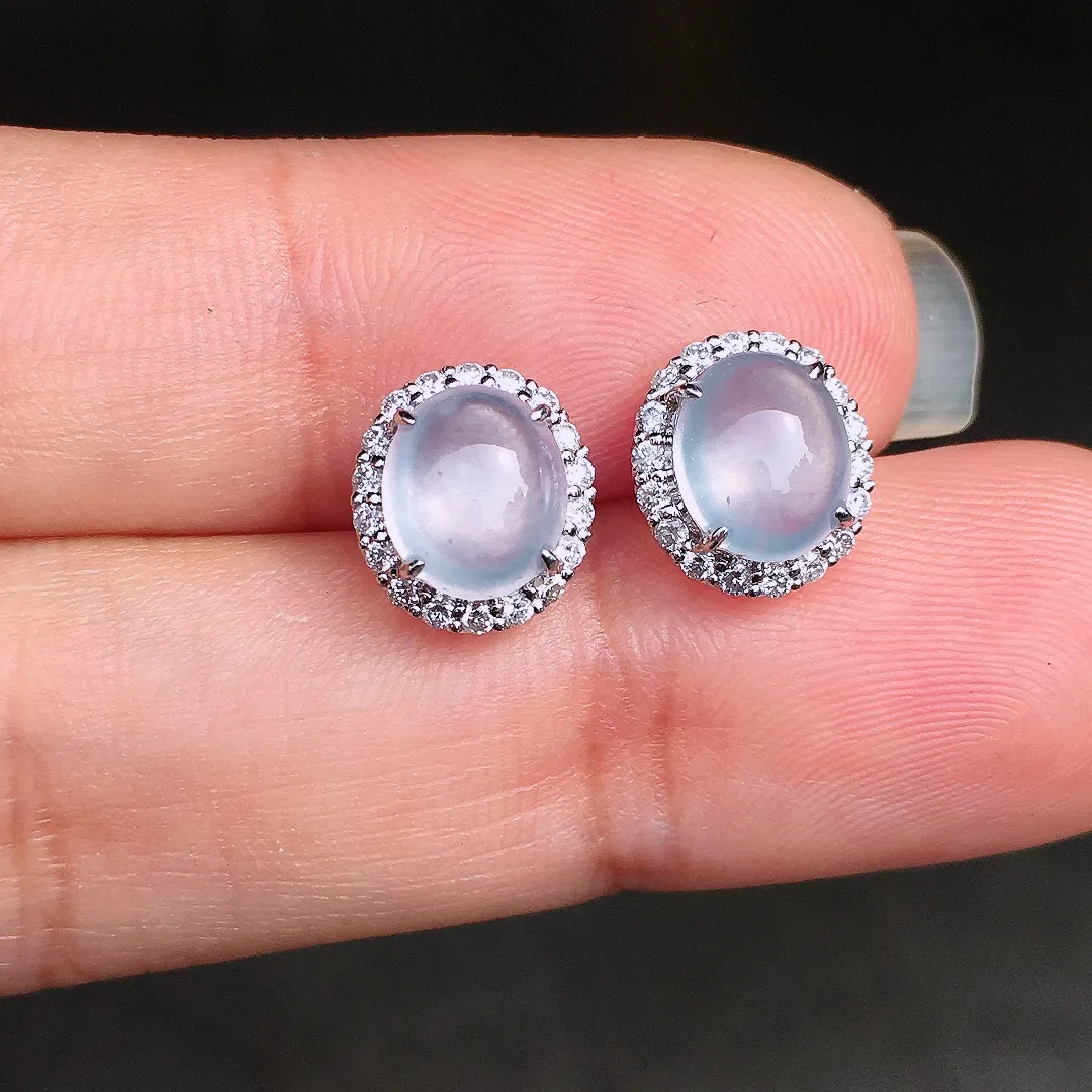 冰种蛋面耳钉，玉质细腻，荧光感超
强，饱满圆润，尽显优雅气质，18k
金豪华镶嵌