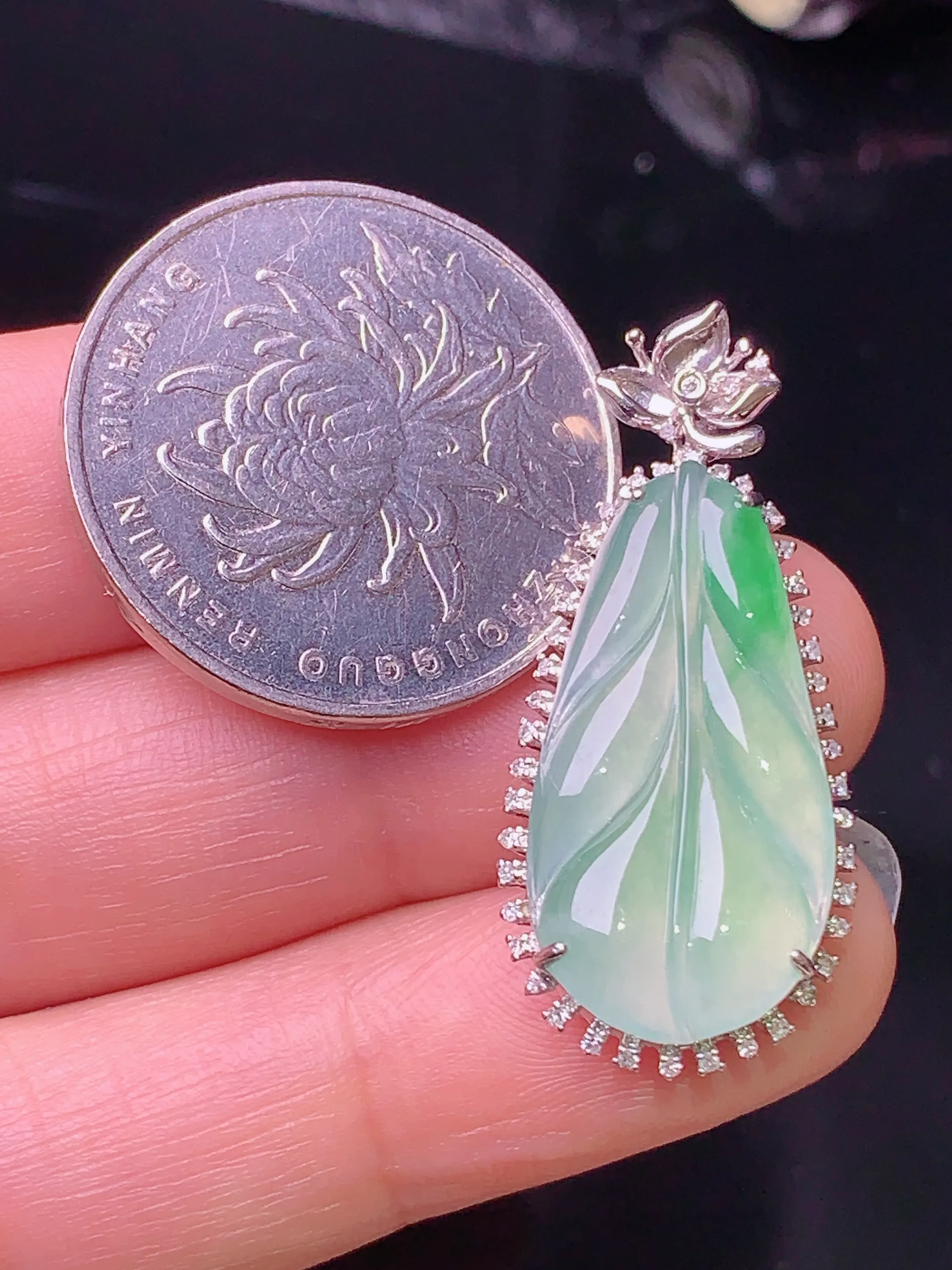 18k金钻镶嵌飘绿树叶吊坠 玉质细腻 色泽清新艳丽 整体尺寸33.8*15*7