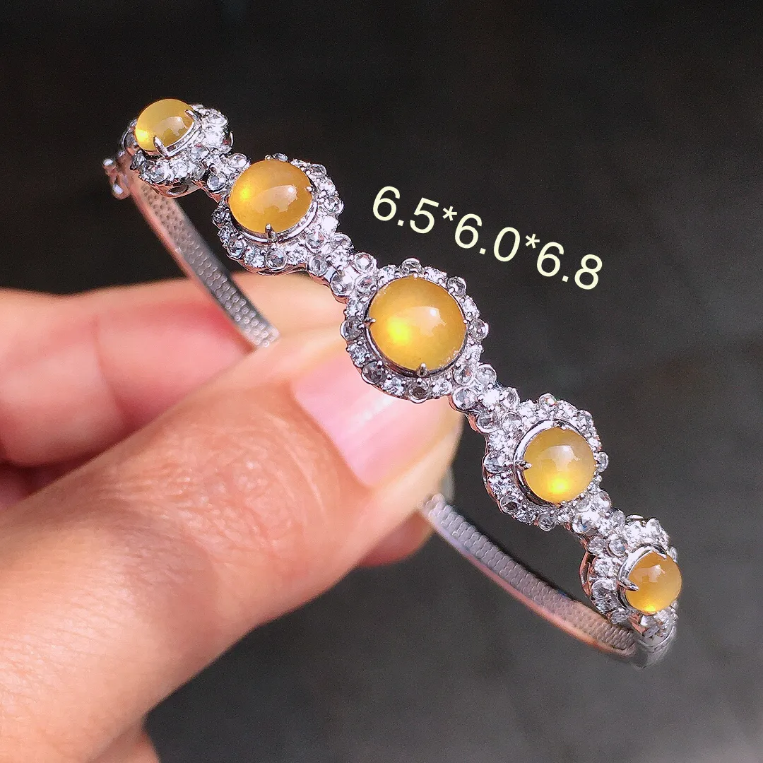 黄翡蛋面手镯，色泽均匀艳丽，玉质细腻，荧光感超
强，饱满圆润，尽显优雅气质，18k
金豪华镶嵌