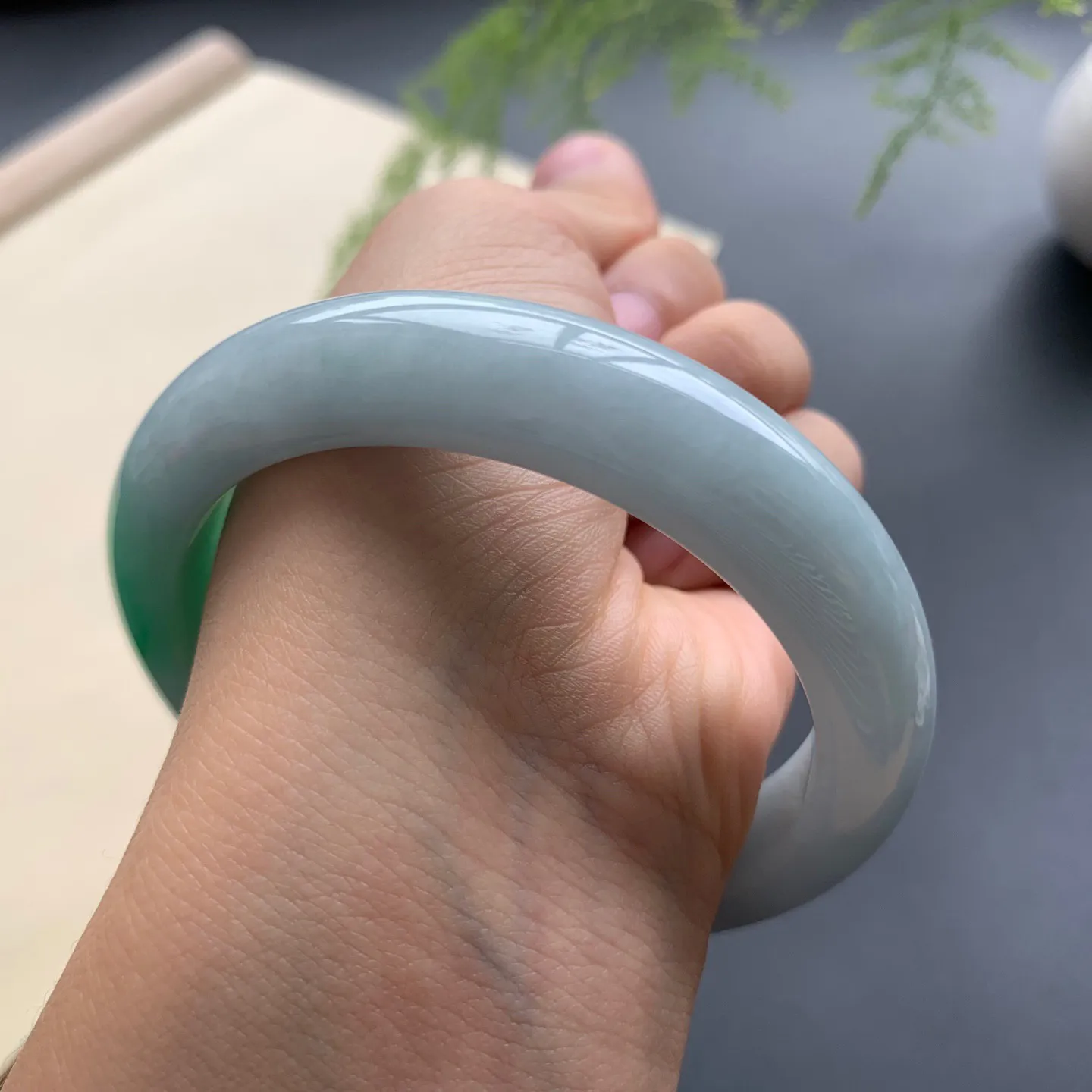 57.8圈口飘绿正圈手镯 尺寸：57.8-12.5-10，无纹裂，细腻光滑，色泽靓丽