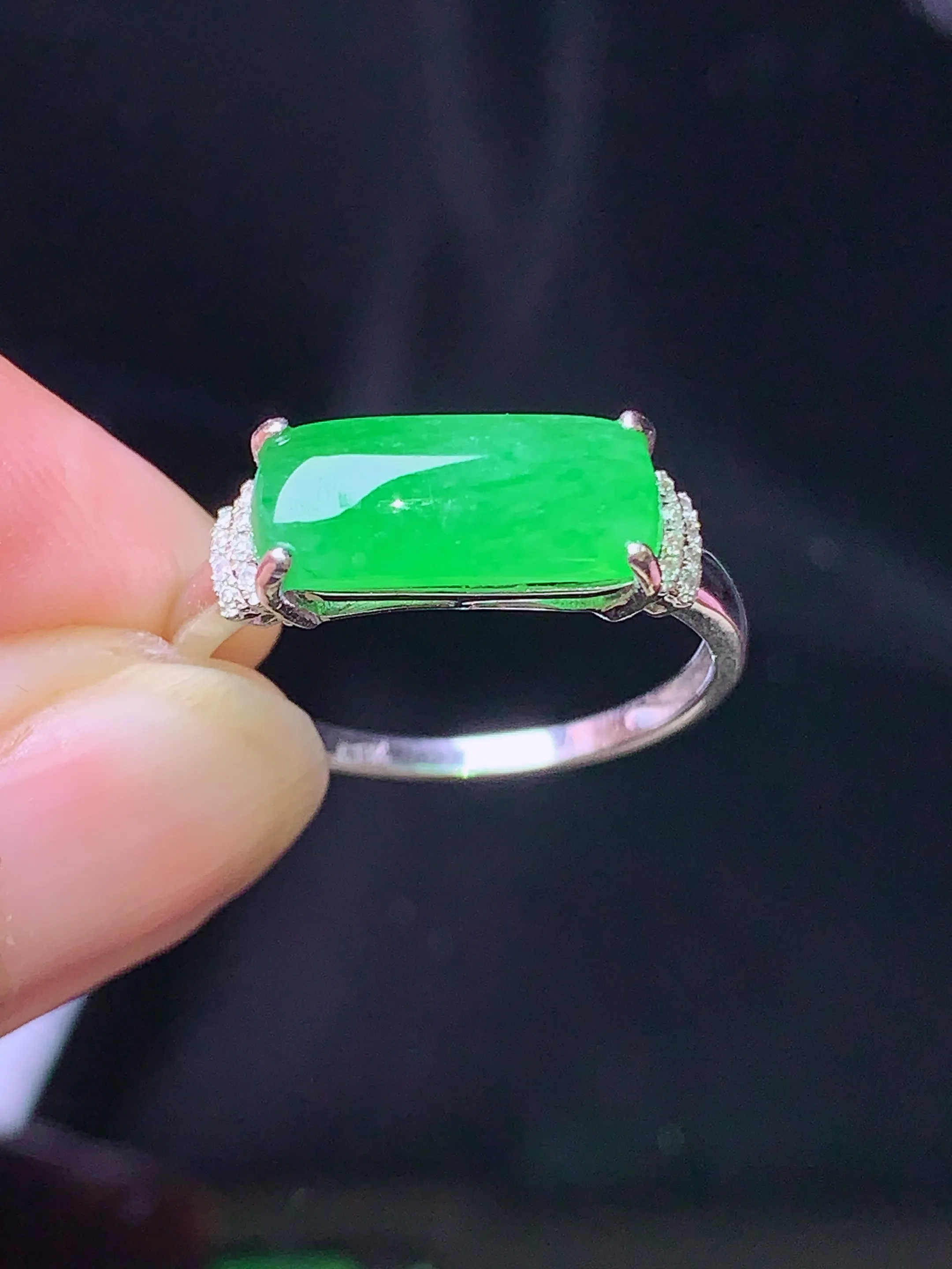 18k金钻镶嵌翠绿玉柱戒指 玉质细腻 色泽清新艳丽 圈口15 整体尺寸5.2*12.5*3.6