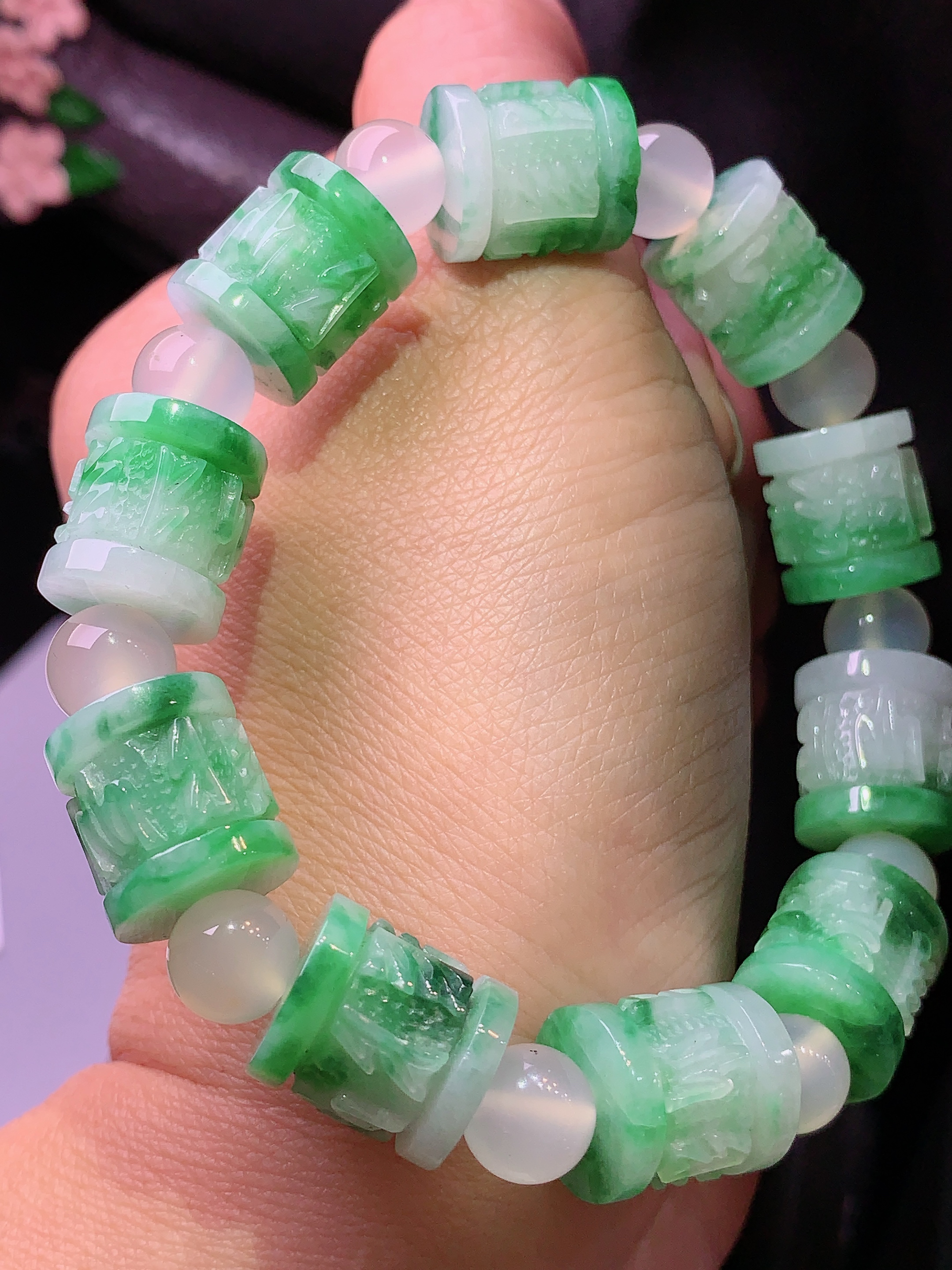 飘绿路路通手链 玉质细腻 色泽清新艳丽 整体尺寸12*13