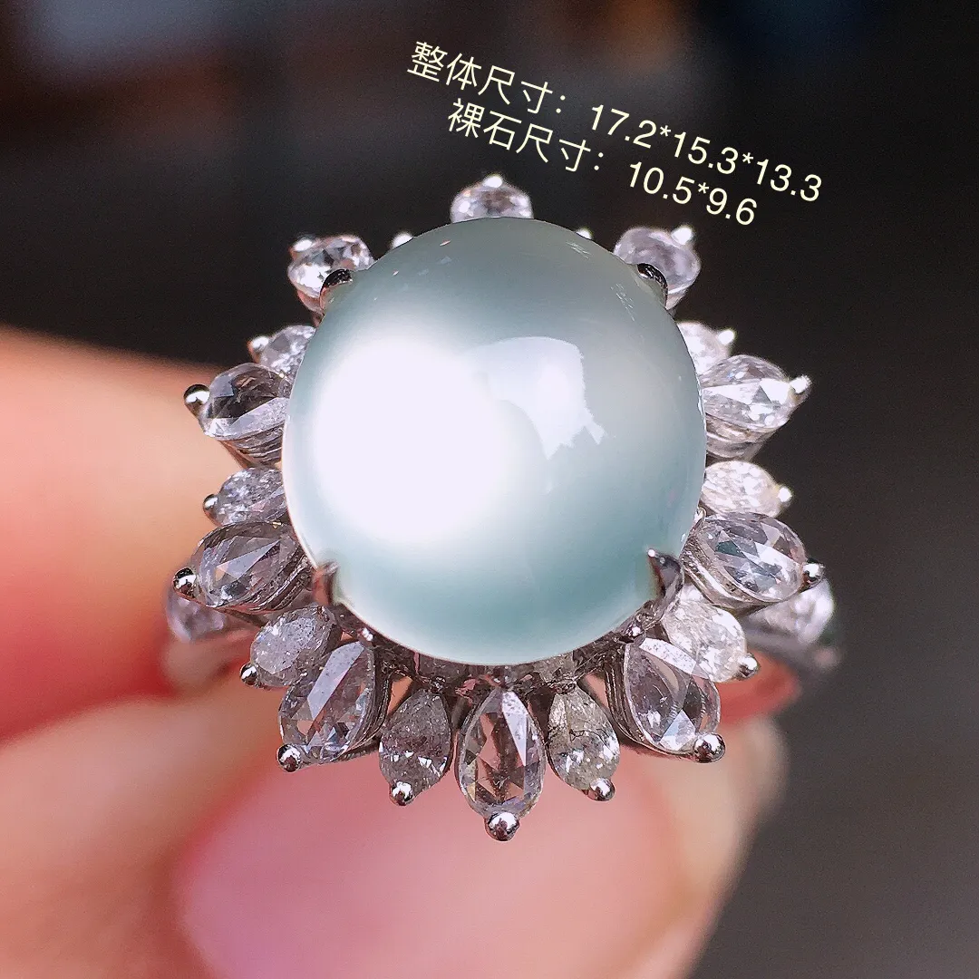 玻璃种蛋面戒指，玉质细腻，荧光感超
强，饱满圆润，尽显优雅气质，18k
金豪华镶嵌