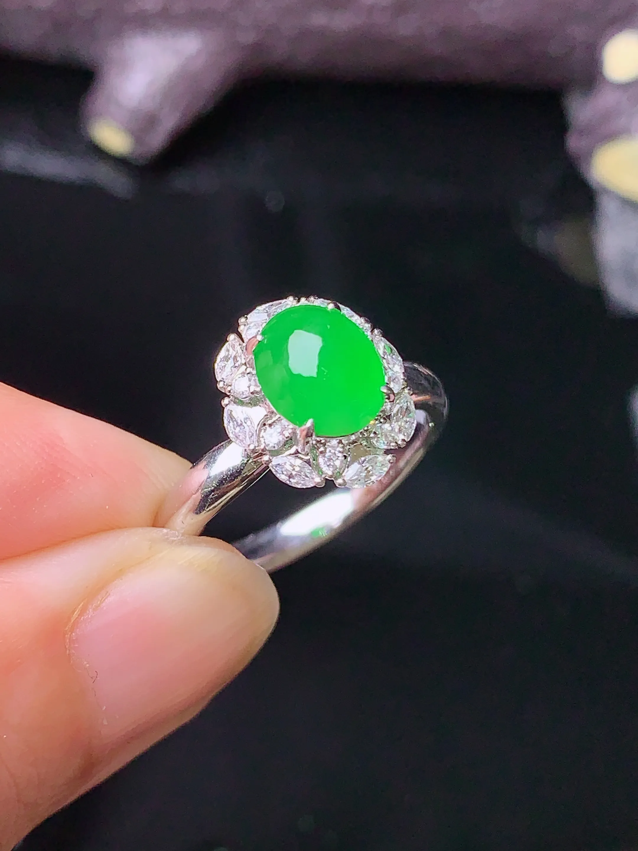 18k金钻镶嵌满绿蛋面吊坠 玉质细腻 色泽清新艳丽 圈口14 整体尺寸11.7*10.5*9.2