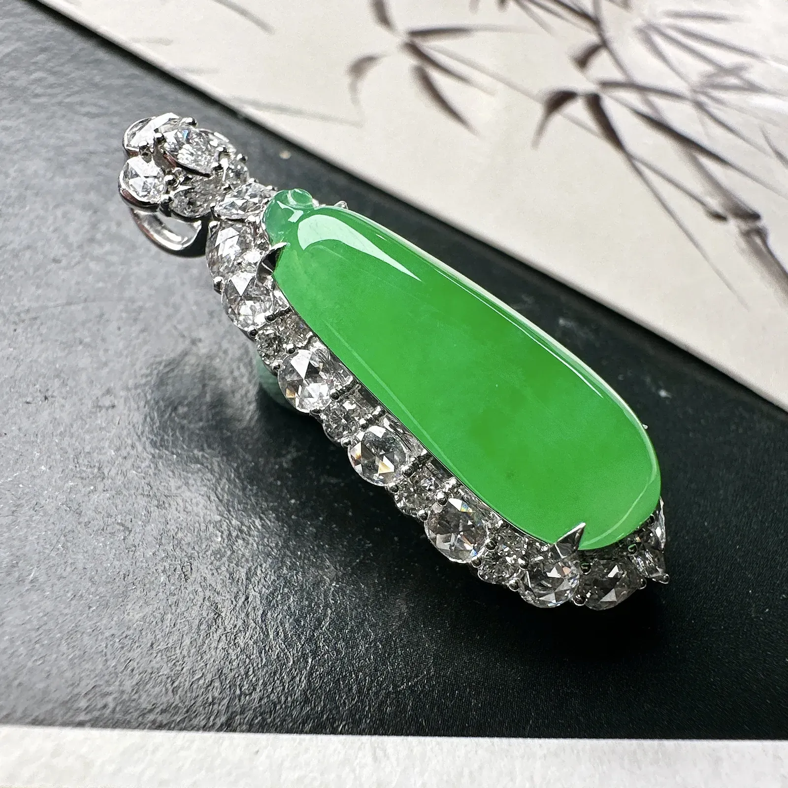 【冰种满绿福瓜】质地冰润细腻，种老起光，收藏品质，18K金钻镶嵌，裸石尺寸24.7*9.9*6.8毫米