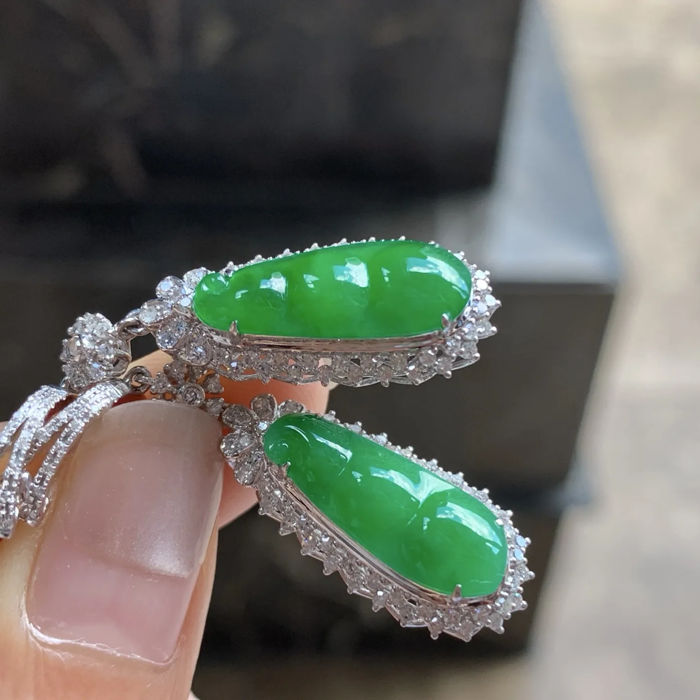 金钻镶嵌辣绿色豆子耳环^_^颜色浓郁 鲜艳