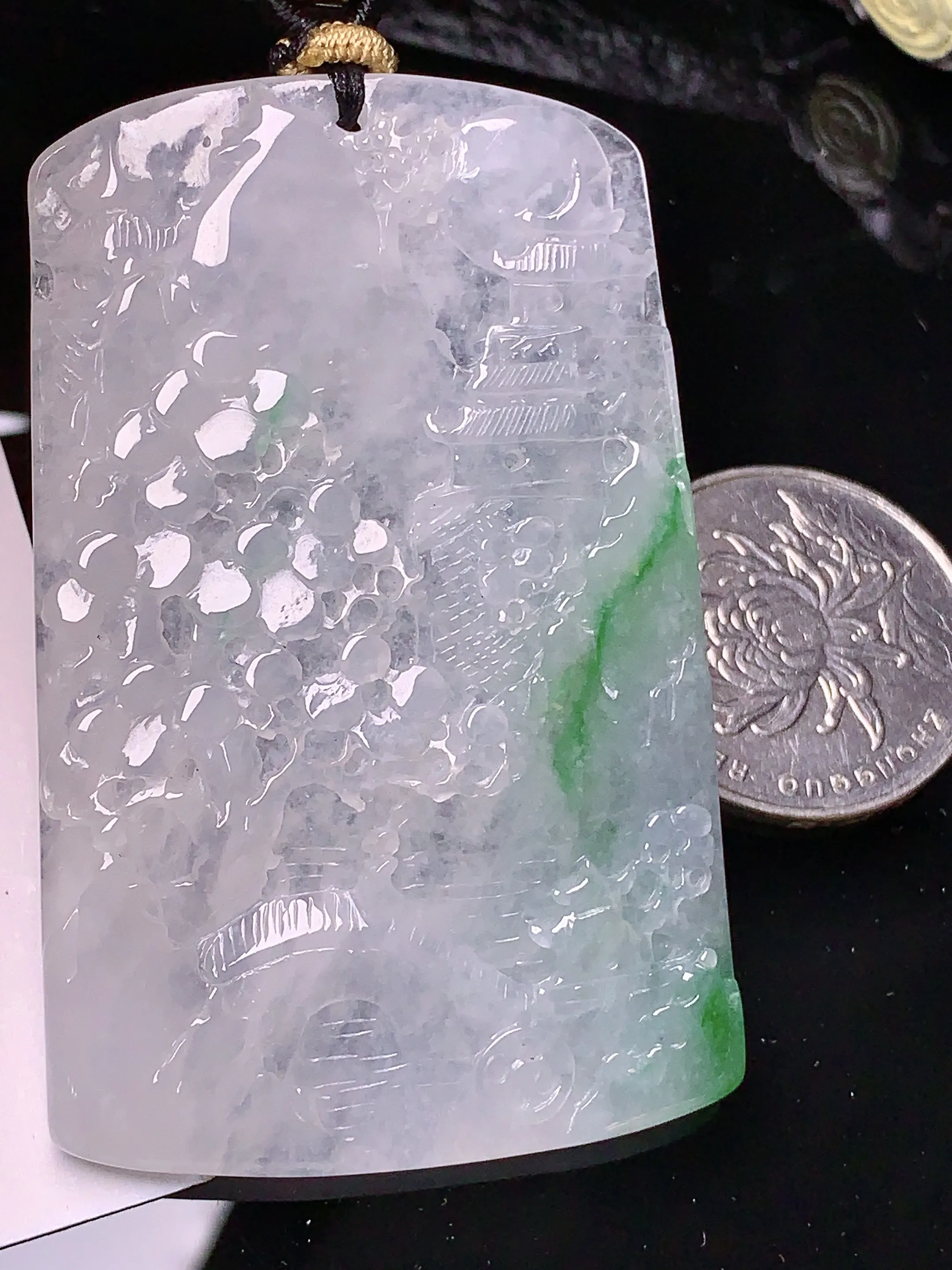 冰种飘绿山水吊坠 玉质细腻 色泽清新艳丽 整体尺寸62*39.6*4.5