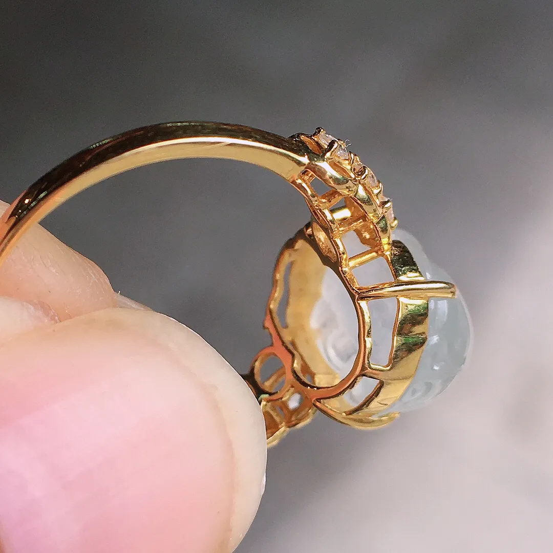 冰种貔貅戒指，玉质细腻，荧光感超
强，饱满圆润，尽显优雅气质，18k
金豪华镶嵌