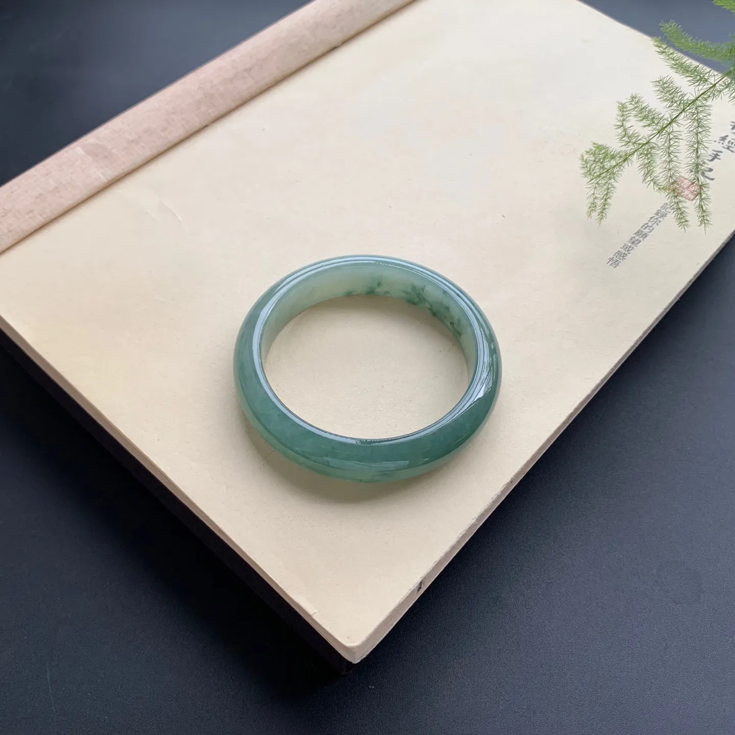 56圈口油底飘花正圈手镯 尺寸：56-13.3-8.2，无纹裂，细腻起胶，色泽浓郁