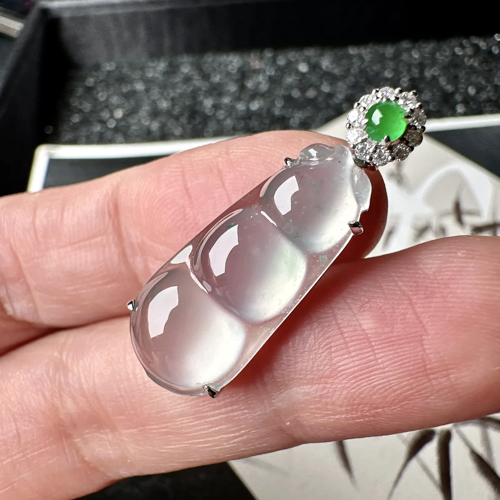 【冰种福豆吊坠】种地上乘，冰感十足，通透起光，饱满圆润，收藏品质，18k金钻镶嵌，裸石尺寸24.5*10.7*5.2毫米