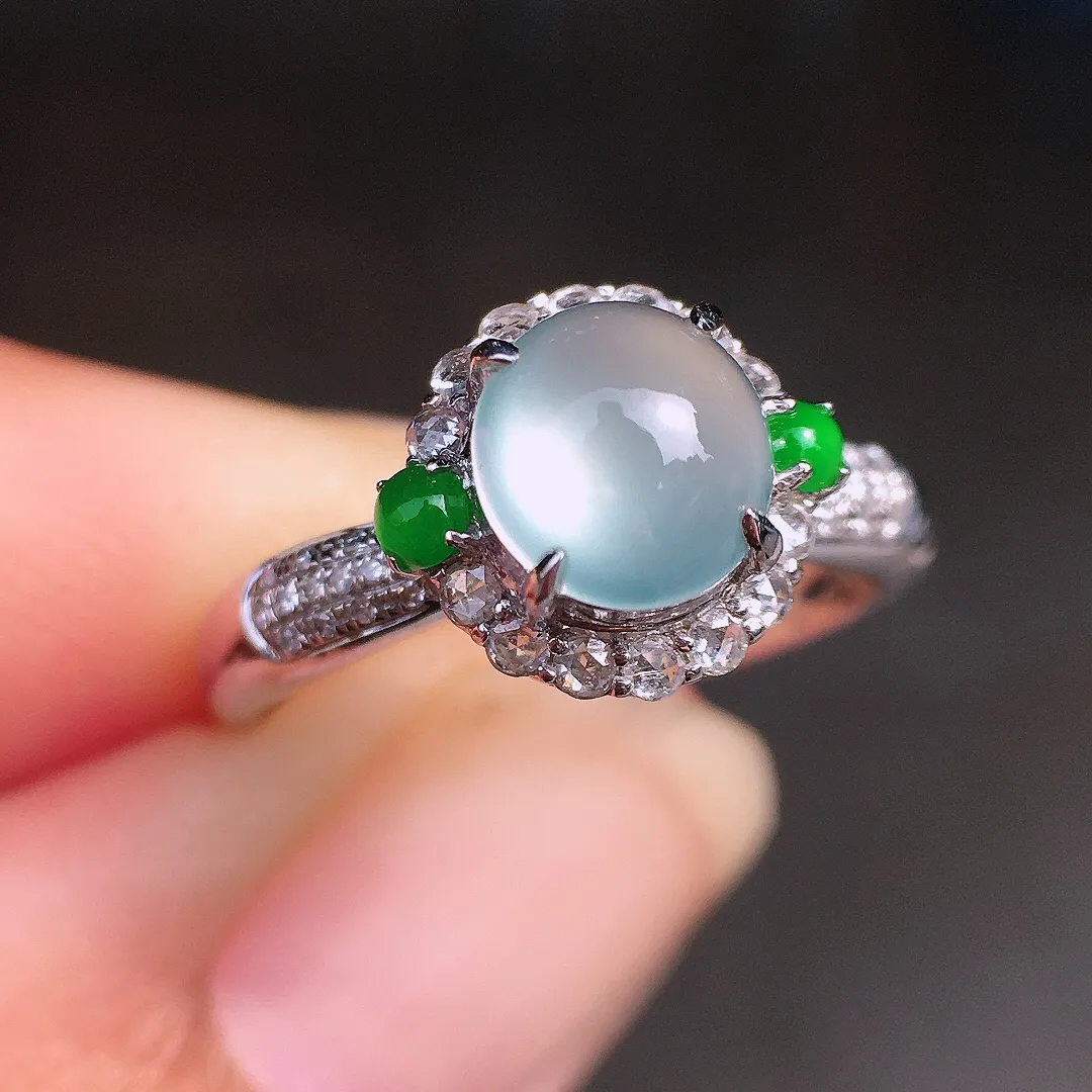 冰种蛋面戒指，玉质细腻，荧光感超
强，饱满圆润，尽显优雅气质，18k
金豪华镶嵌