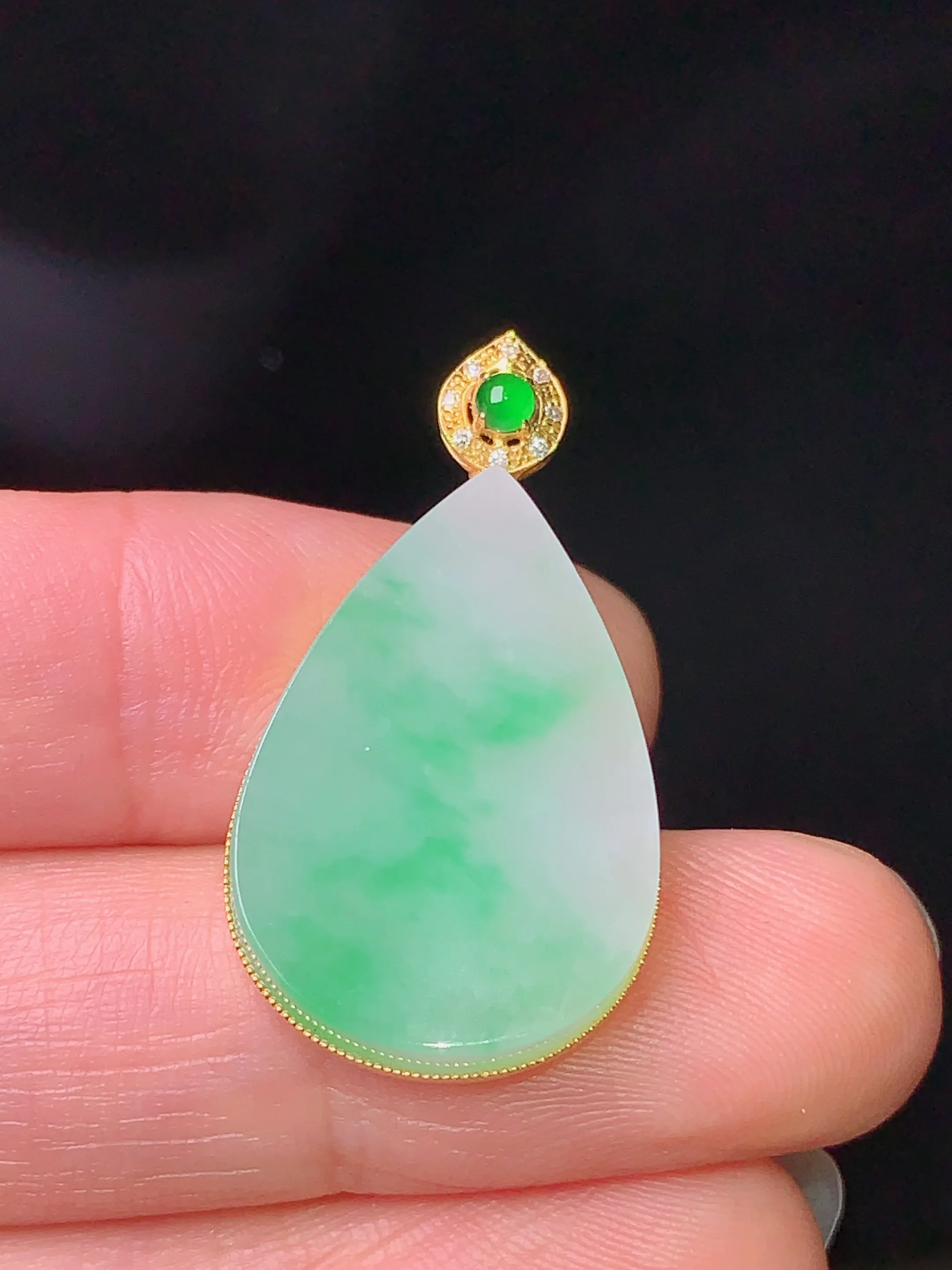 18k金钻镶嵌飘绿水滴吊坠 玉质细腻 色泽清新艳丽 整体尺寸30*16.3*4