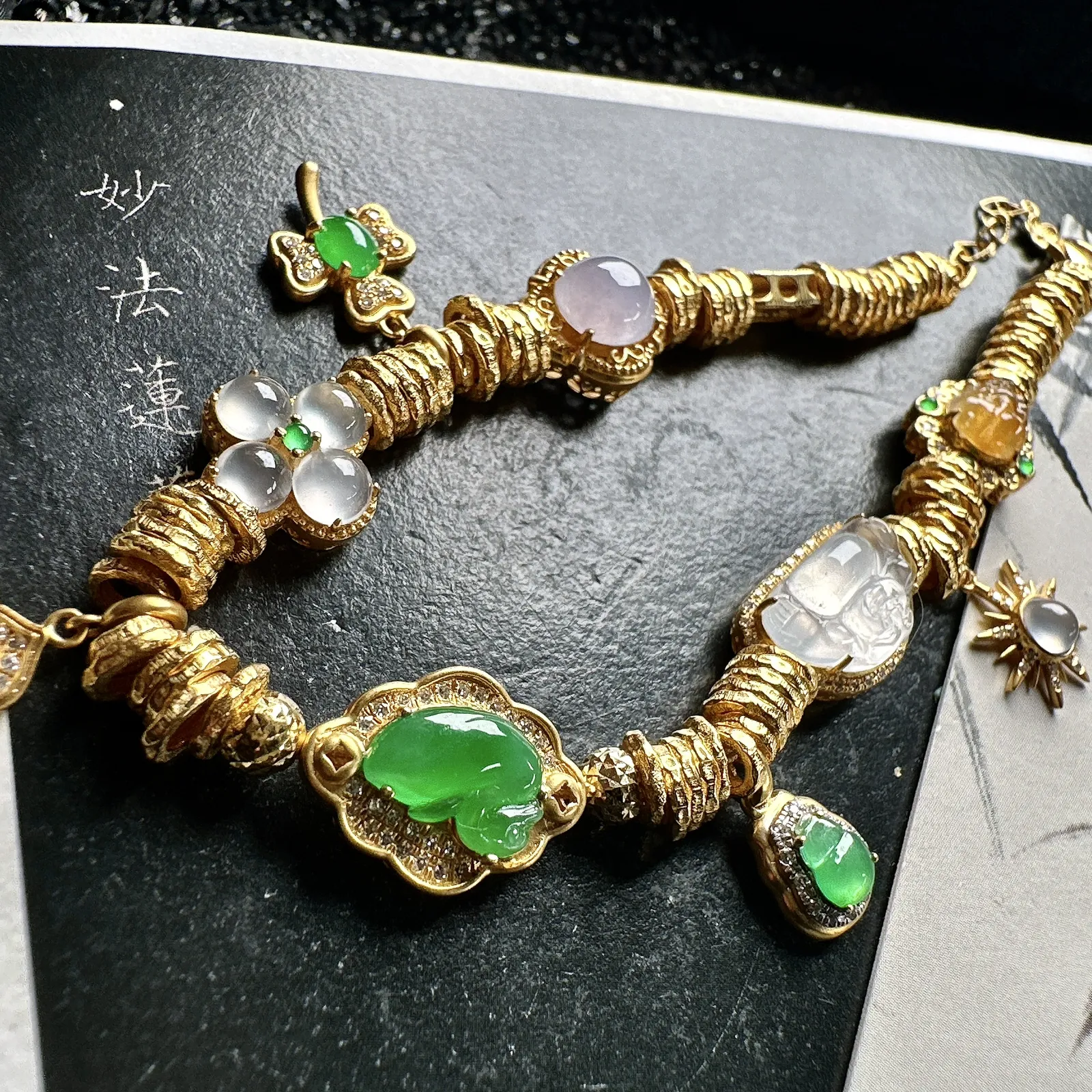 【冰种多种元素盘缠手链】颗颗冰透，饱满圆润，光泽闪耀，流行款，18K金钻镶嵌，其中一颗裸石尺寸7.6*11.9*4.2毫米