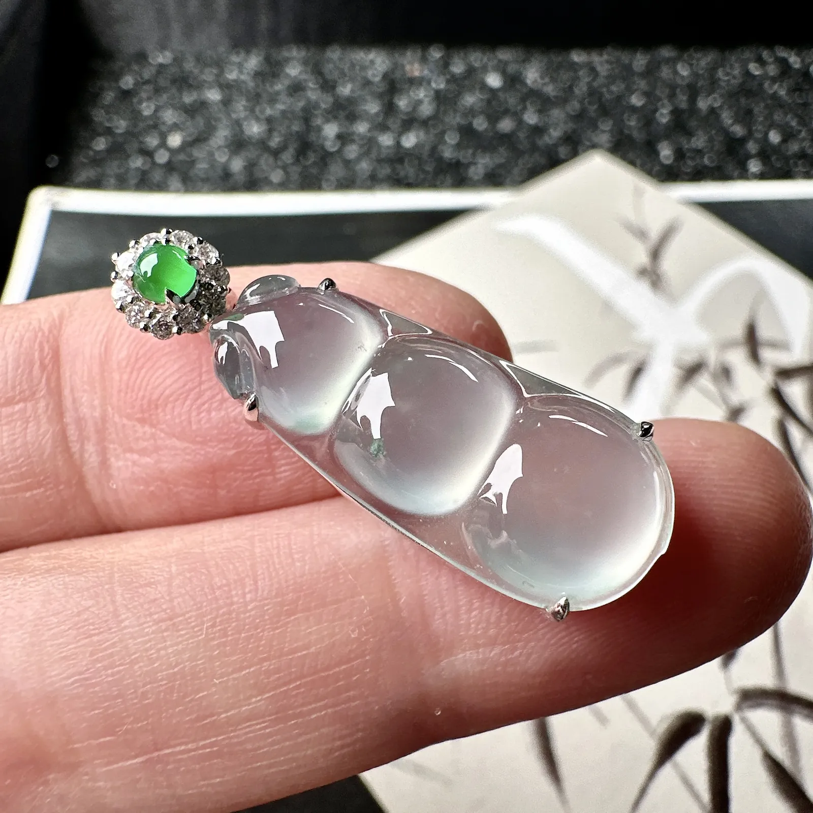 【冰种福豆吊坠】种地上乘，冰感十足，通透起光，饱满圆润，收藏品质，18k金钻镶嵌，裸石尺寸24.5*10.7*5.2毫米