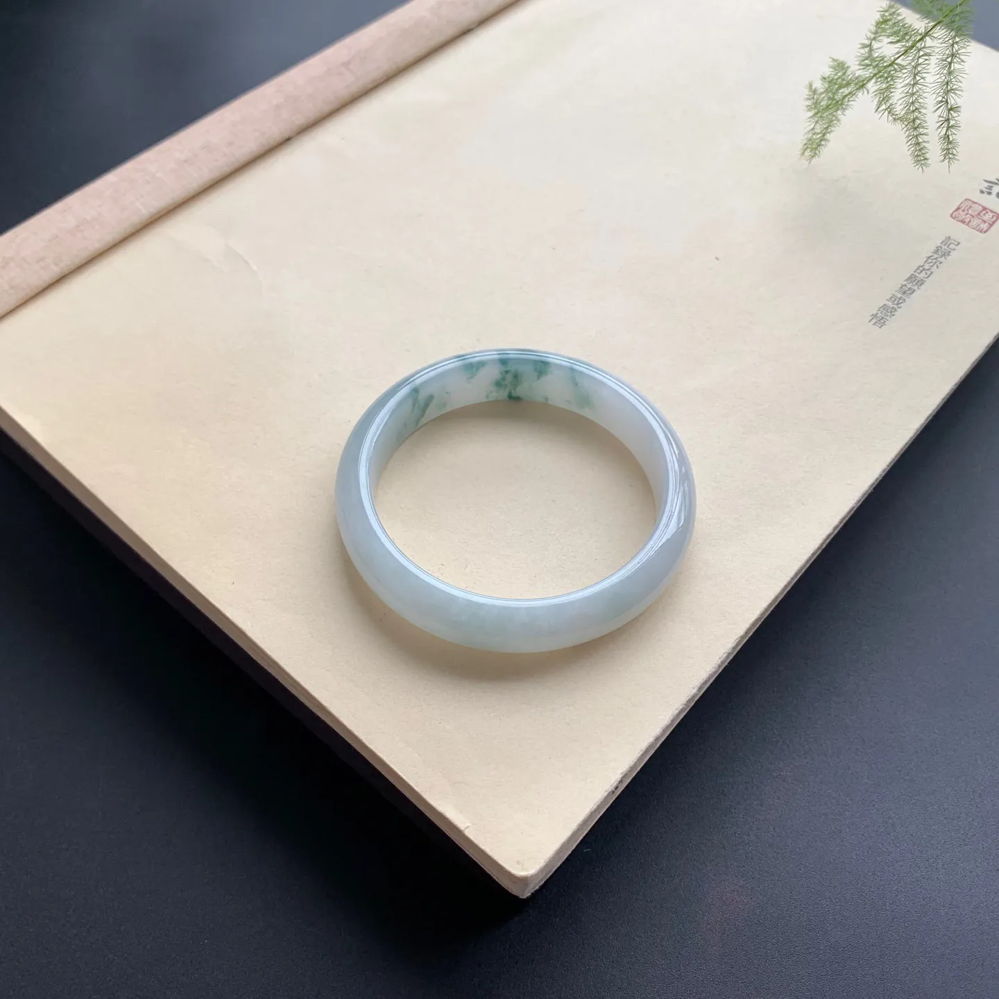 52圈口飘花正圈手镯 尺寸：52-11.3-7，无纹裂，细腻光滑，花色飘逸