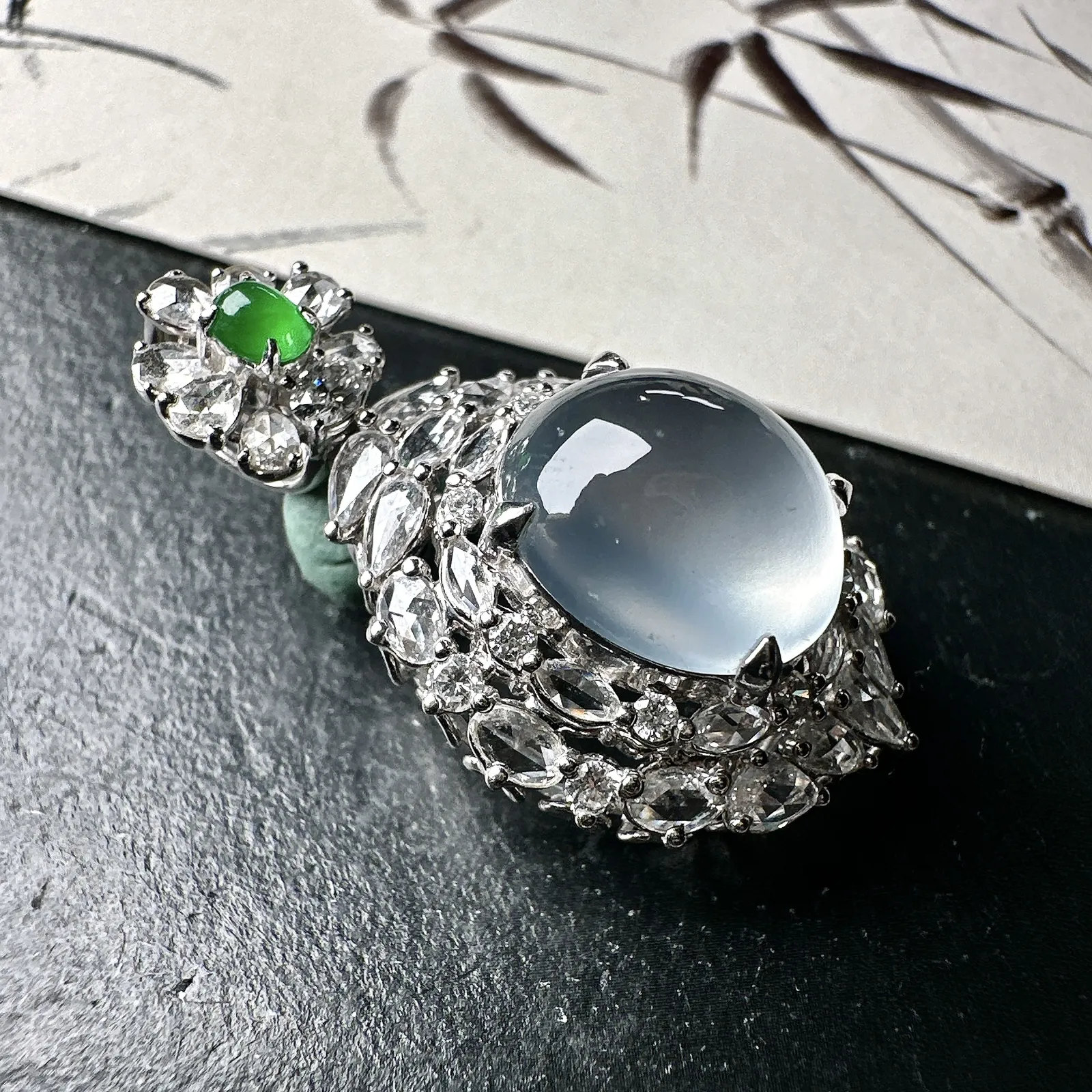 【冰种蛋面吊坠】冰感十足，通透闪亮，饱满圆润，18k金钻镶嵌，裸石尺寸12.5*11.1*6.9毫米。