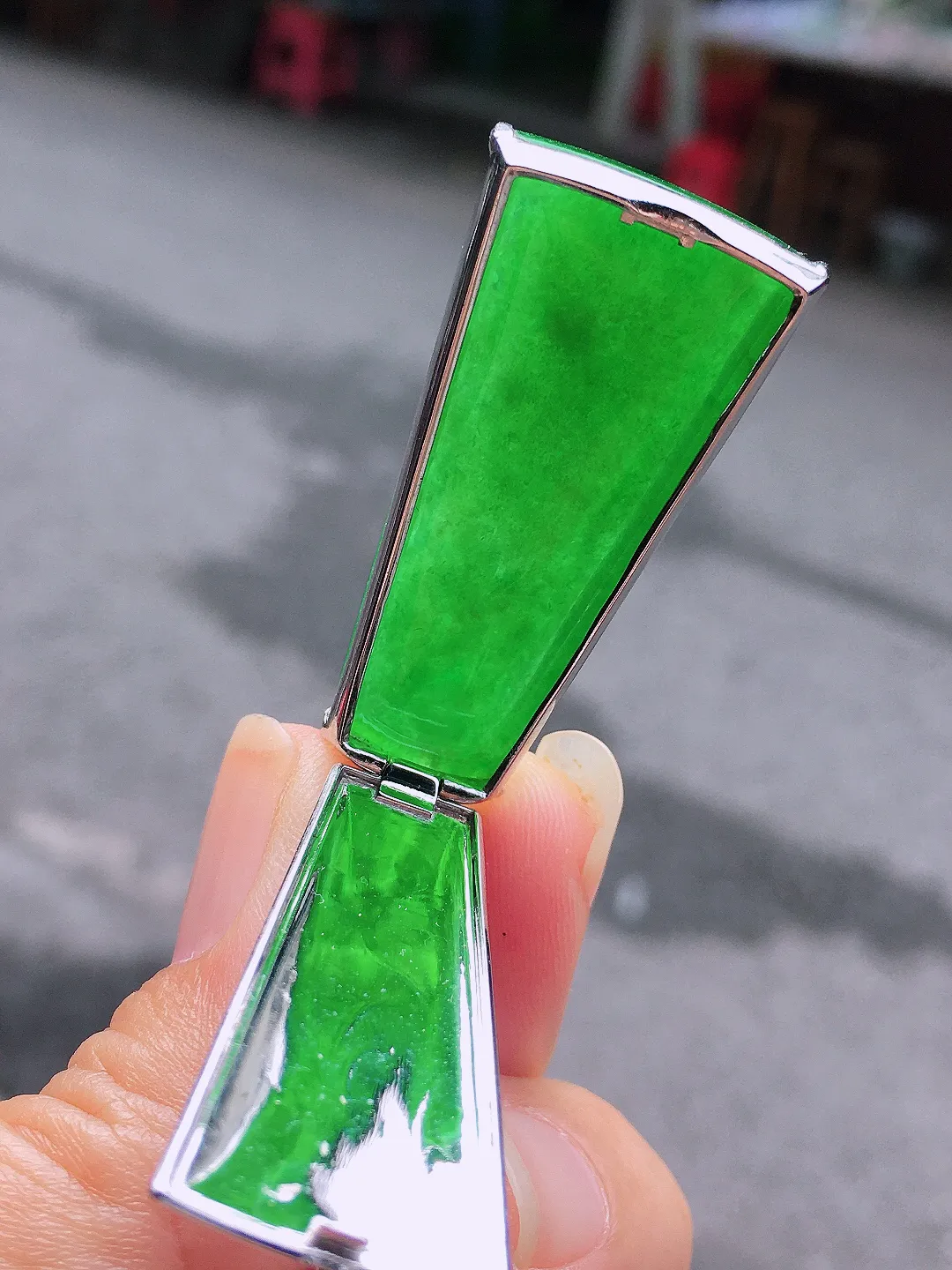 阳绿无事牌吊坠，色泽均匀艳丽，玉质细腻，荧光感超
强，饱满圆润，尽显优雅气质，18k
金豪华镶嵌