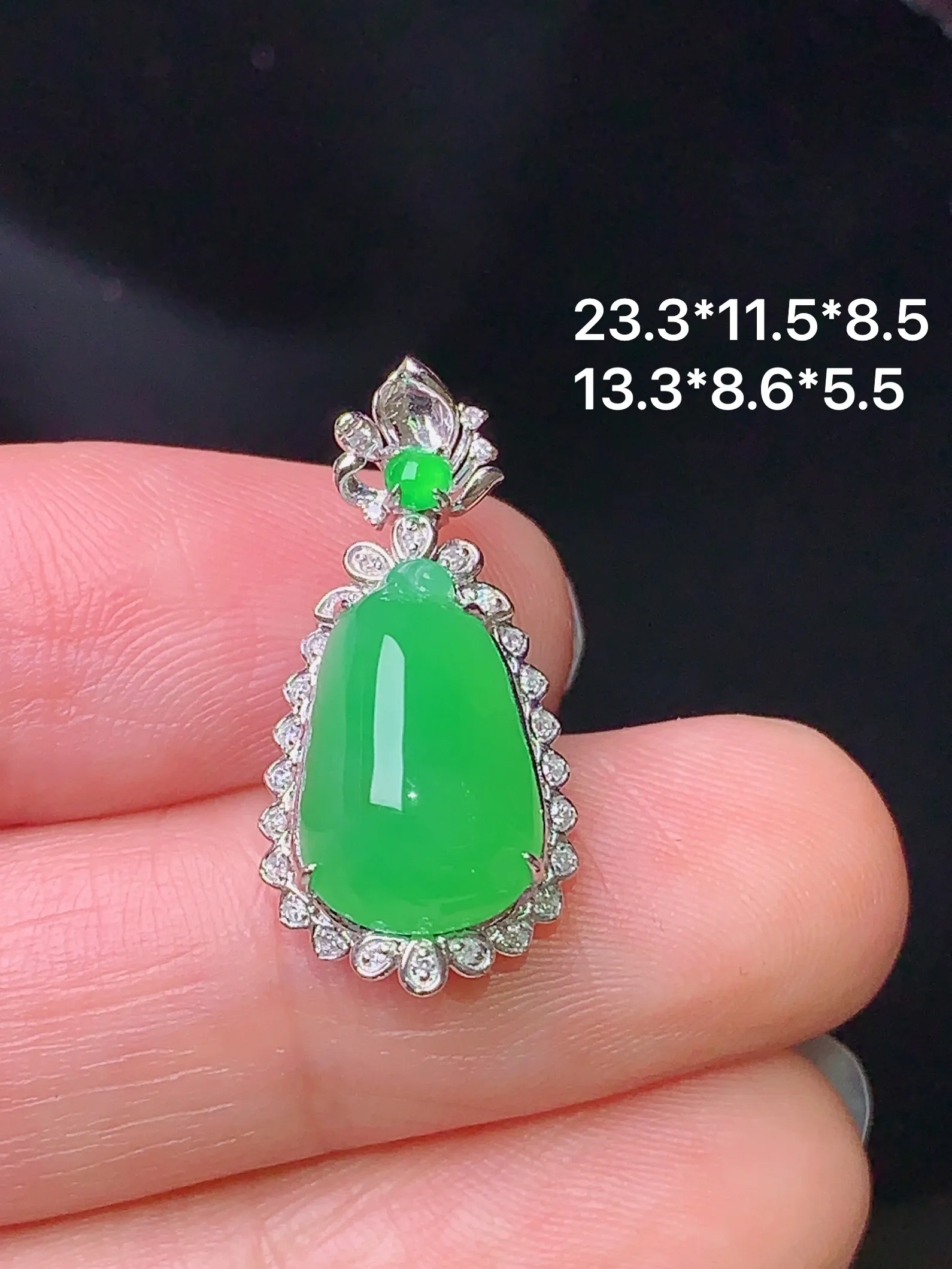 18k金钻镶嵌满绿福瓜吊坠 玉质细腻 色泽清新艳丽 整体尺寸23.3*11.5*8.5