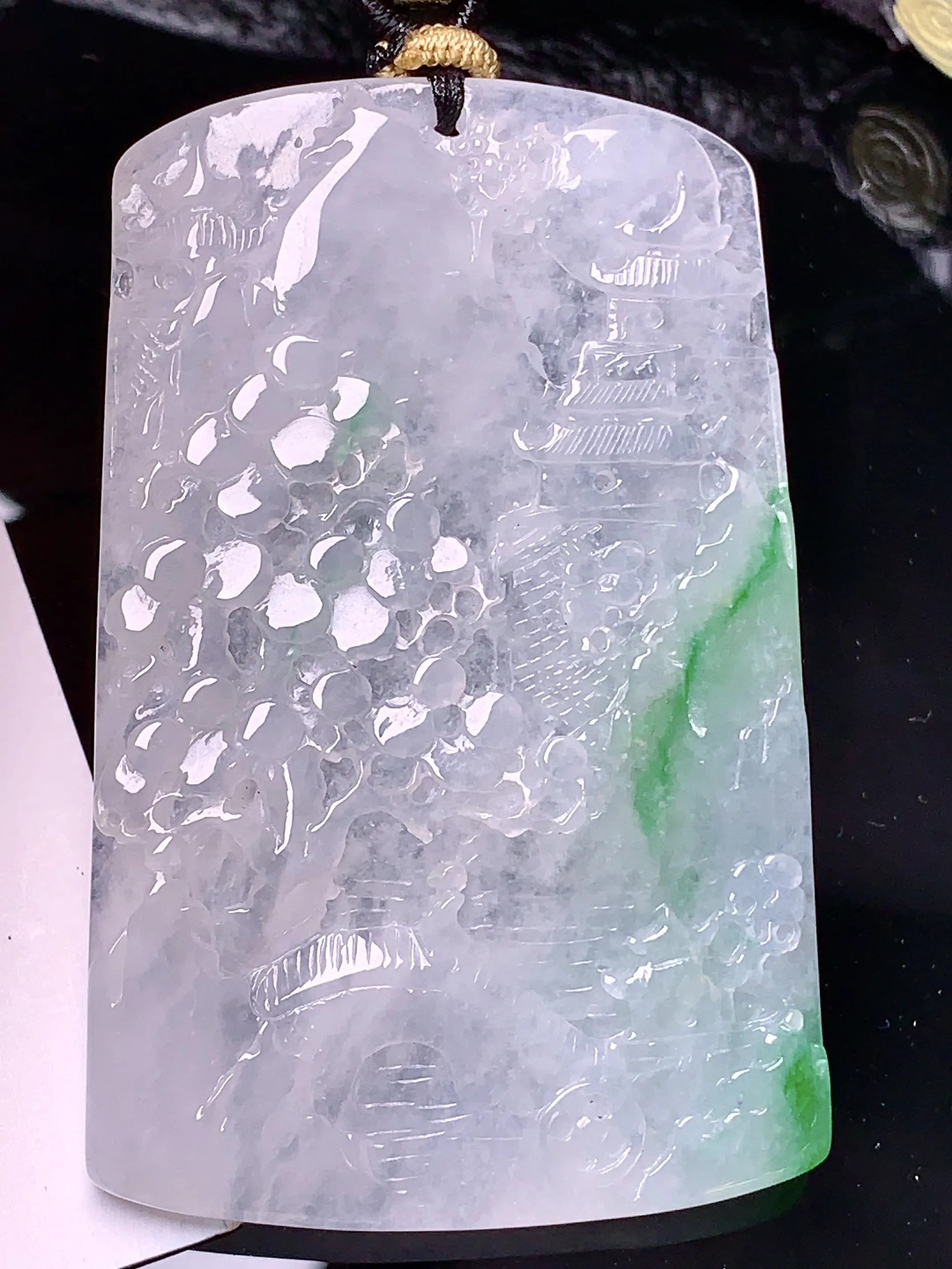 冰种飘绿山水吊坠 玉质细腻 色泽清新艳丽 整体尺寸62*39.6*4.5