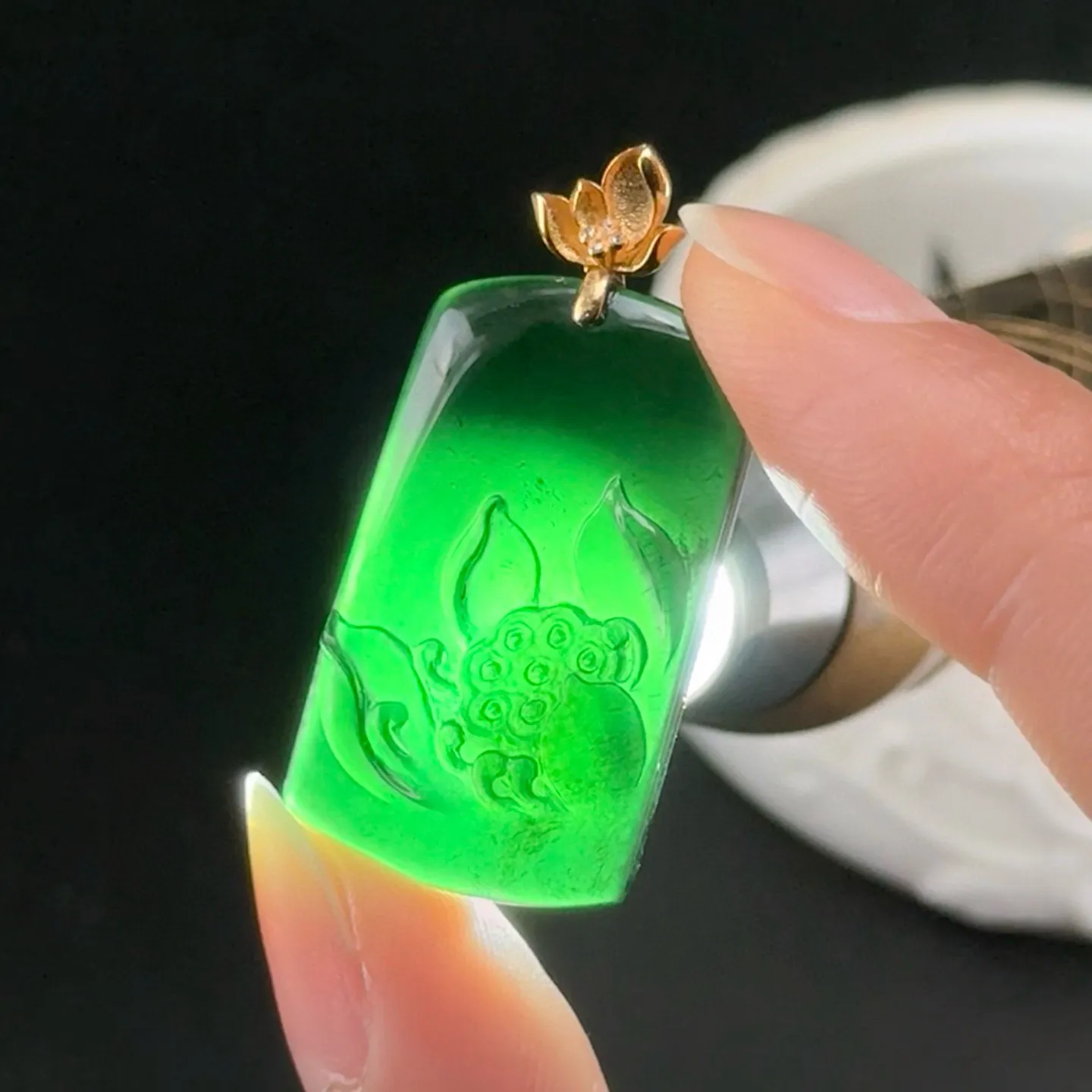精品18k墨翠荷花牌 简约大气 打灯通透 油性十足 尺寸36.2