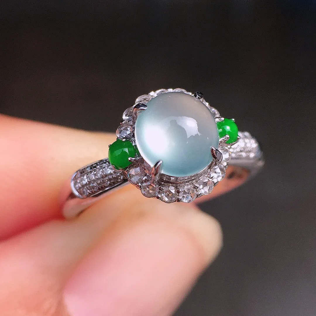 冰种蛋面戒指，玉质细腻，荧光感超
强，饱满圆润，尽显优雅气质，18k
金豪华镶嵌