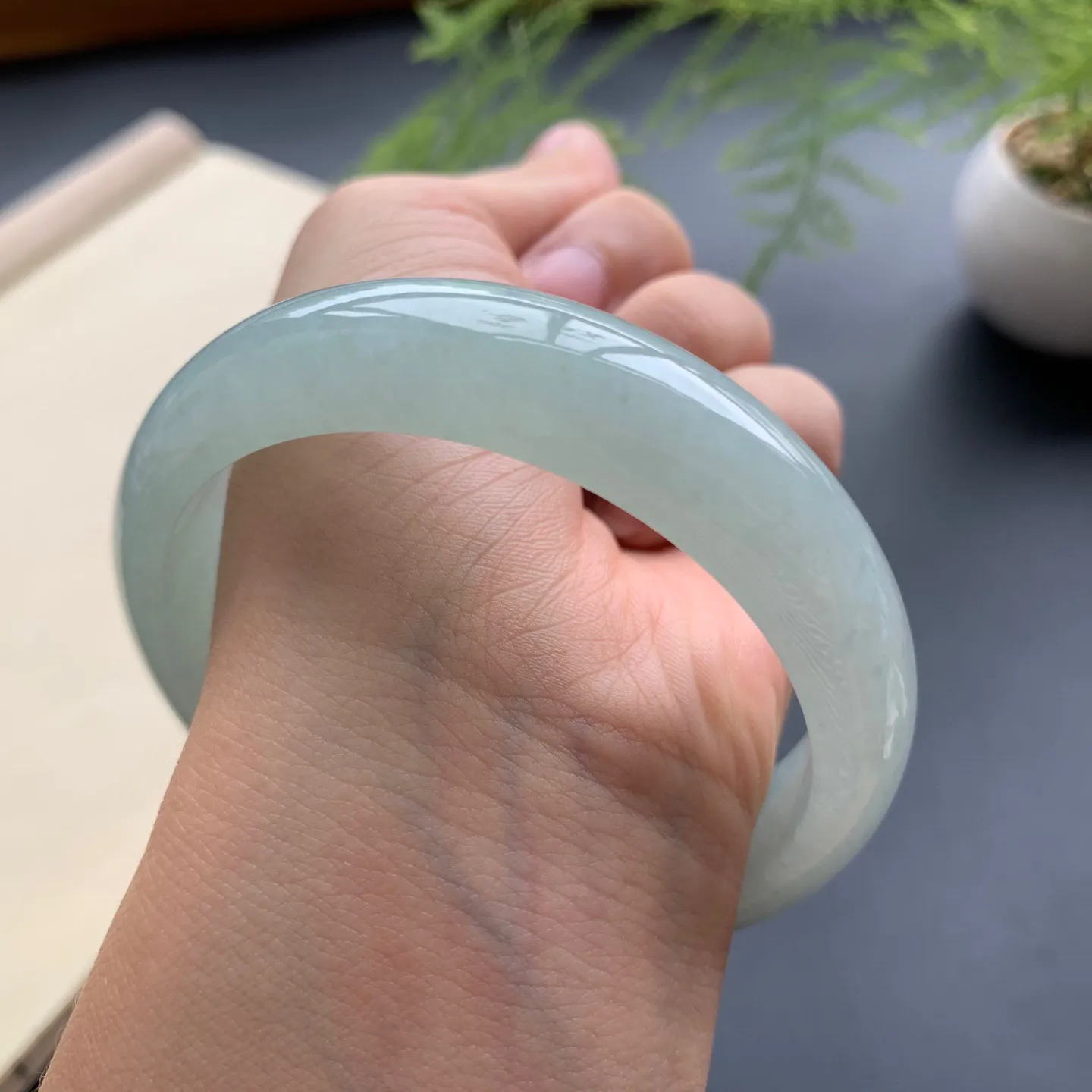 58.6圈口冰底色正圈手镯 尺寸：58.6-15-7.5，无纹裂，细腻起胶，宽版大气