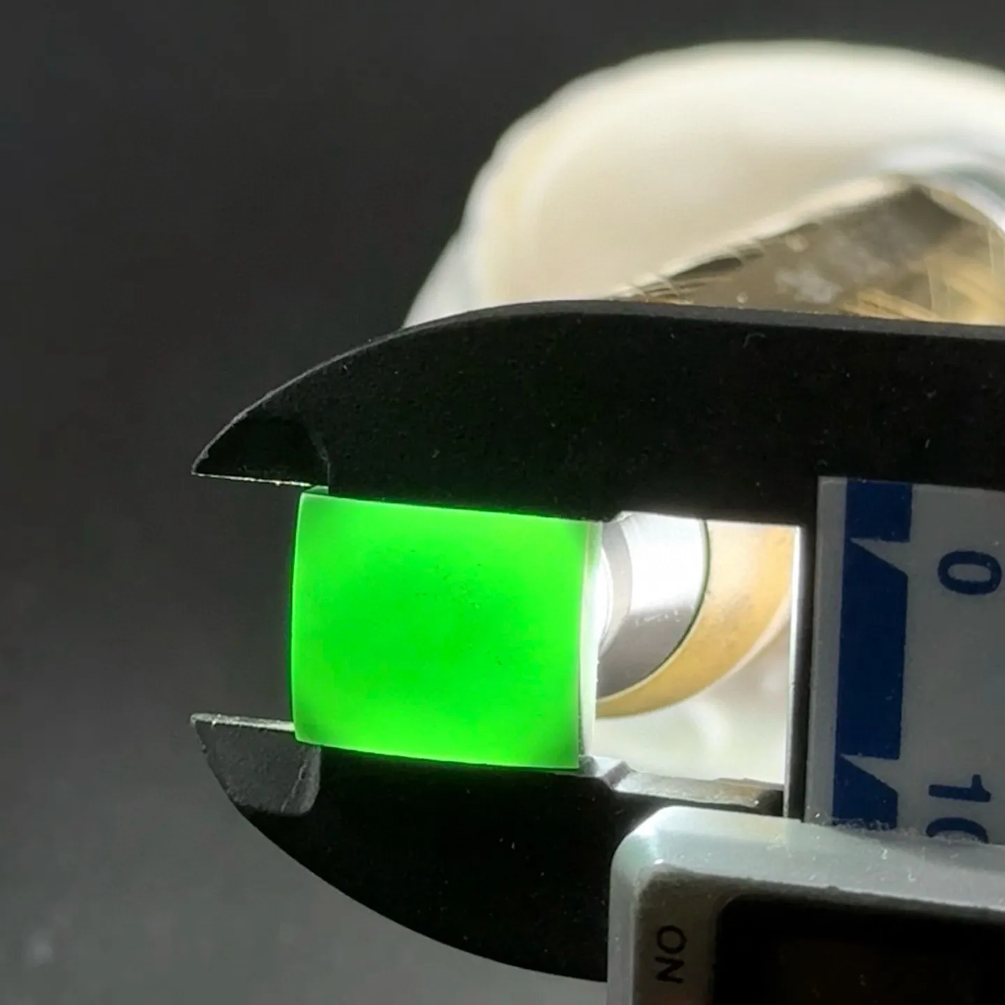 精品墨翠拱形戒面一枚 种好色正 黑度极好 打灯通透 油性十足 尺寸14