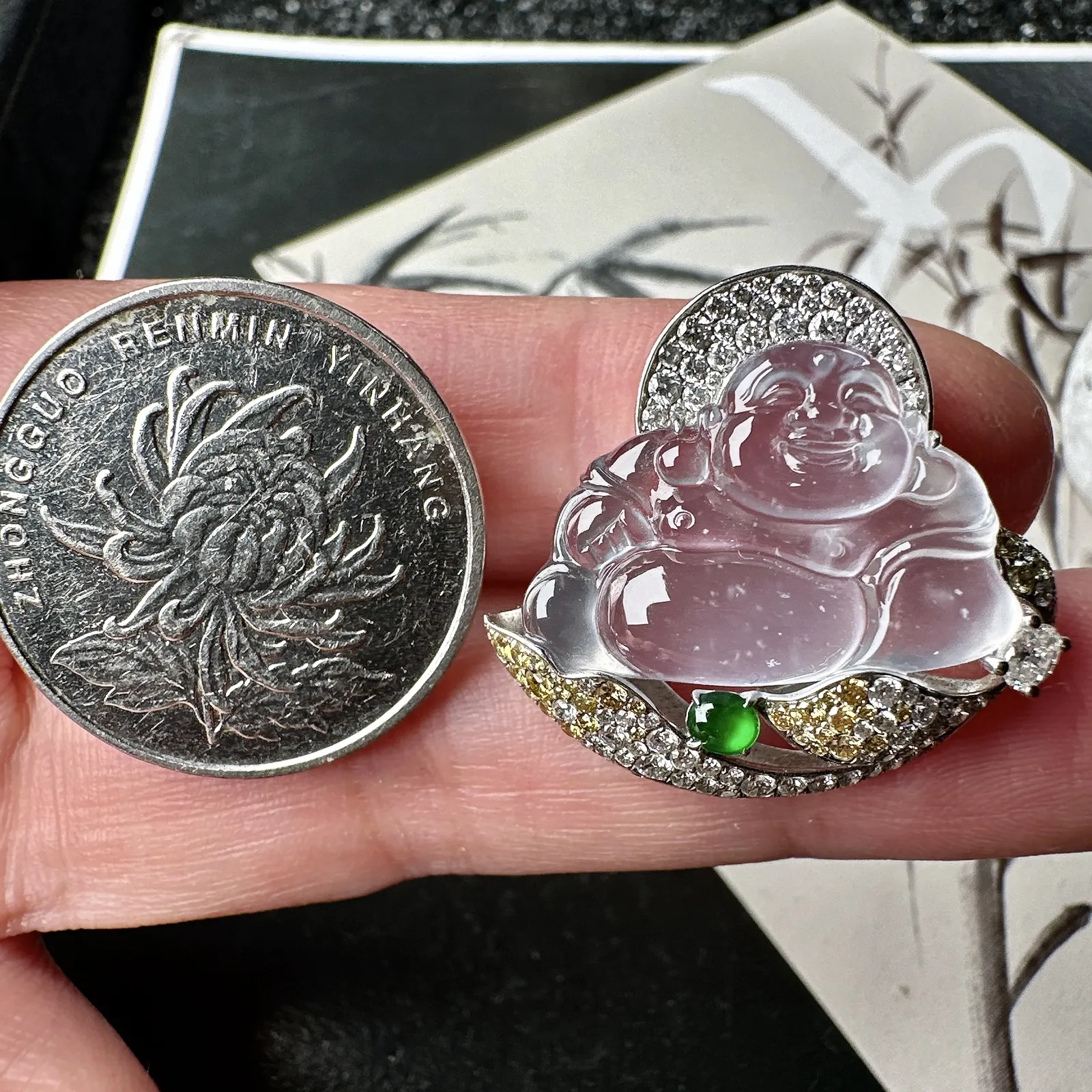 【玻璃种佛公吊坠】种水上乘，晶莹剔透，纯净通透，莹光感很强，18k金钻镶嵌，裸石尺寸15.5*21.9*4.6毫米