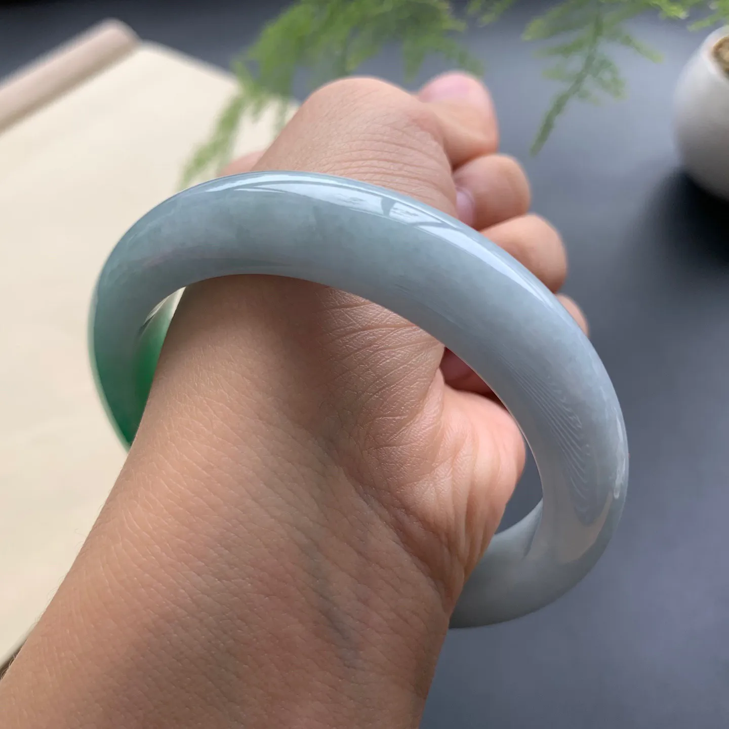57.8圈口飘绿正圈手镯 尺寸：57.8-12.5-10，无纹裂，细腻光滑，色泽靓丽