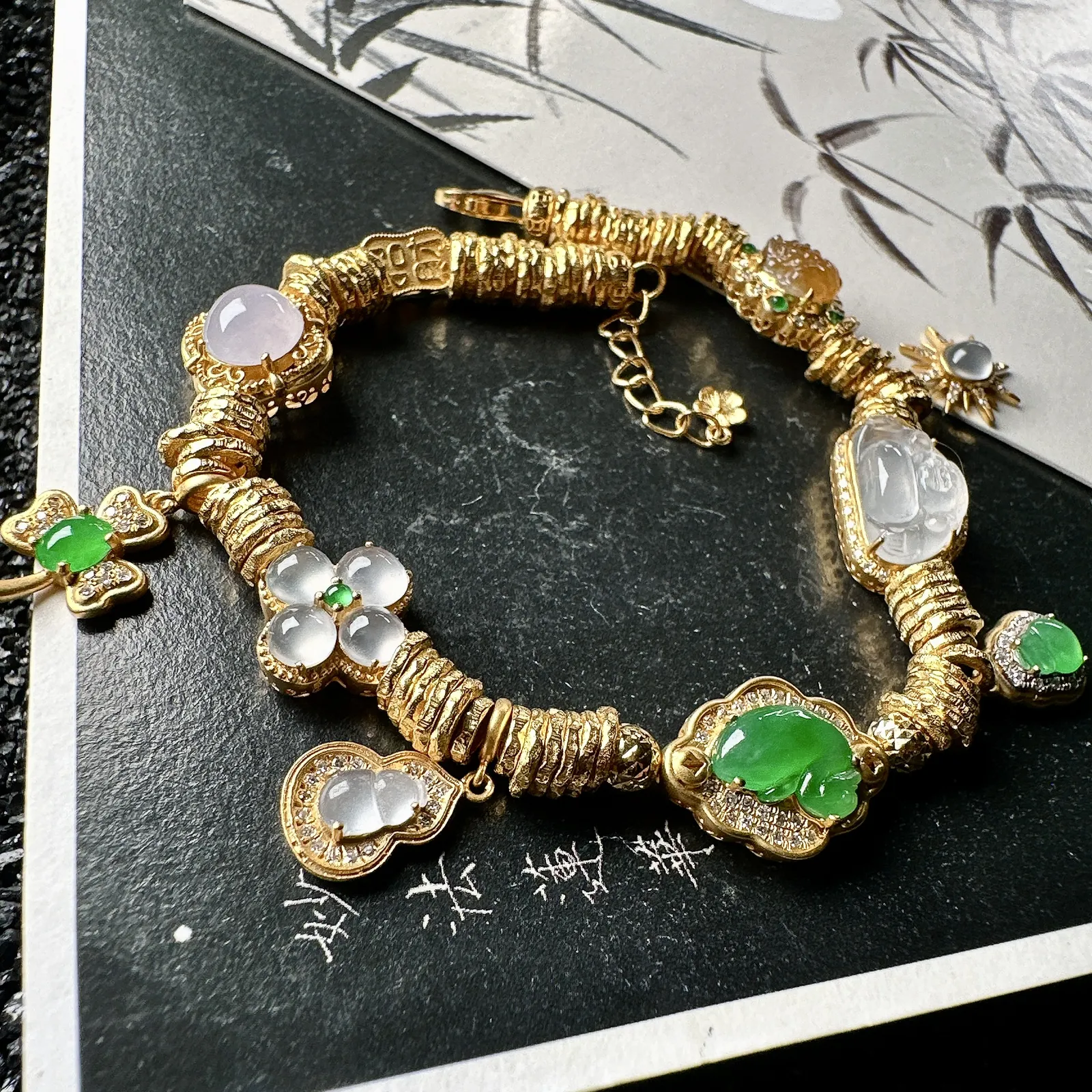 【冰种多种元素盘缠手链】颗颗冰透，饱满圆润，光泽闪耀，流行款，18K金钻镶嵌，其中一颗裸石尺寸7.6