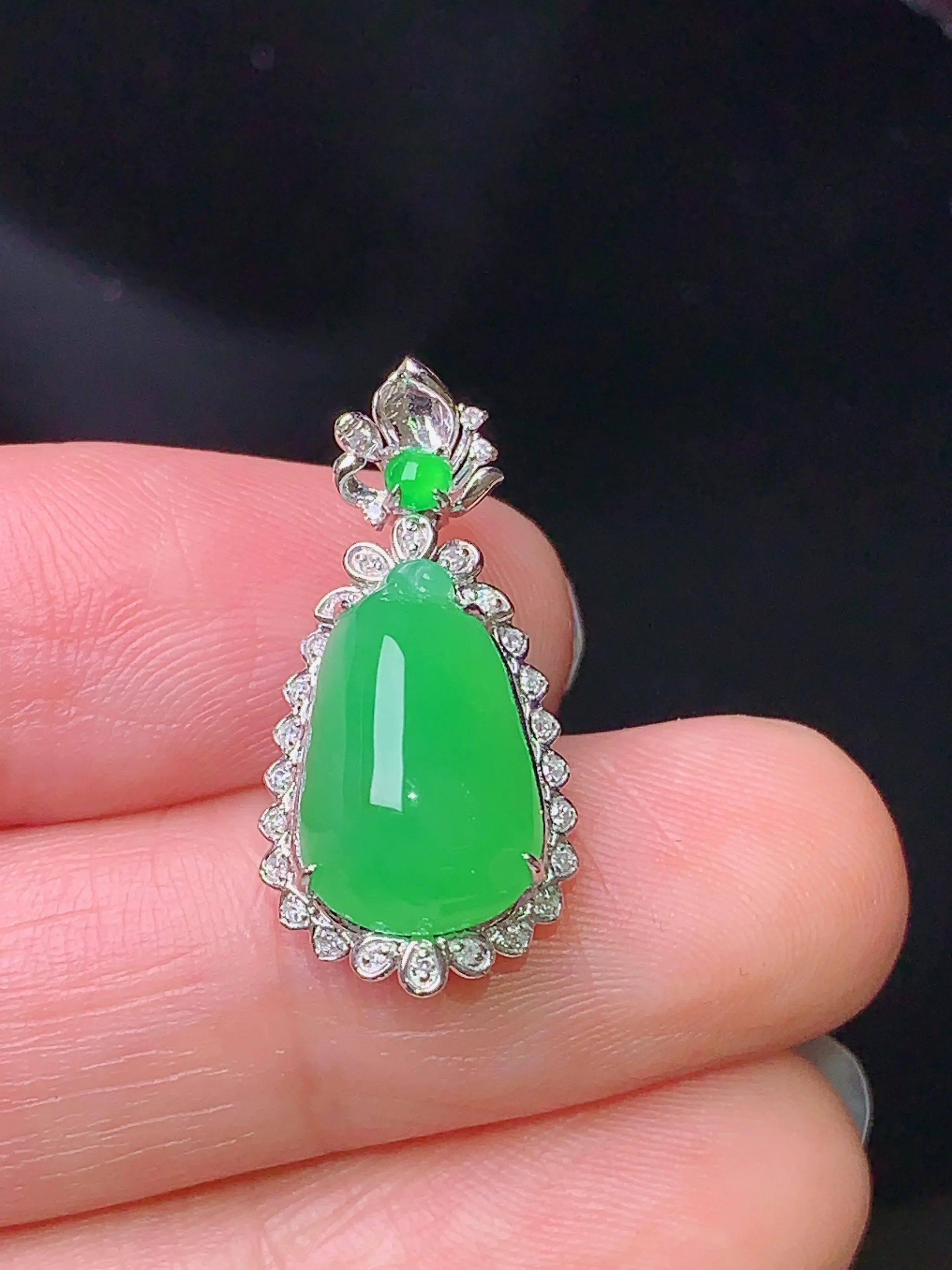 18k金钻镶嵌满绿福瓜吊坠 玉质细腻 色泽清新艳丽 整体尺寸23.3*11.5*8.5