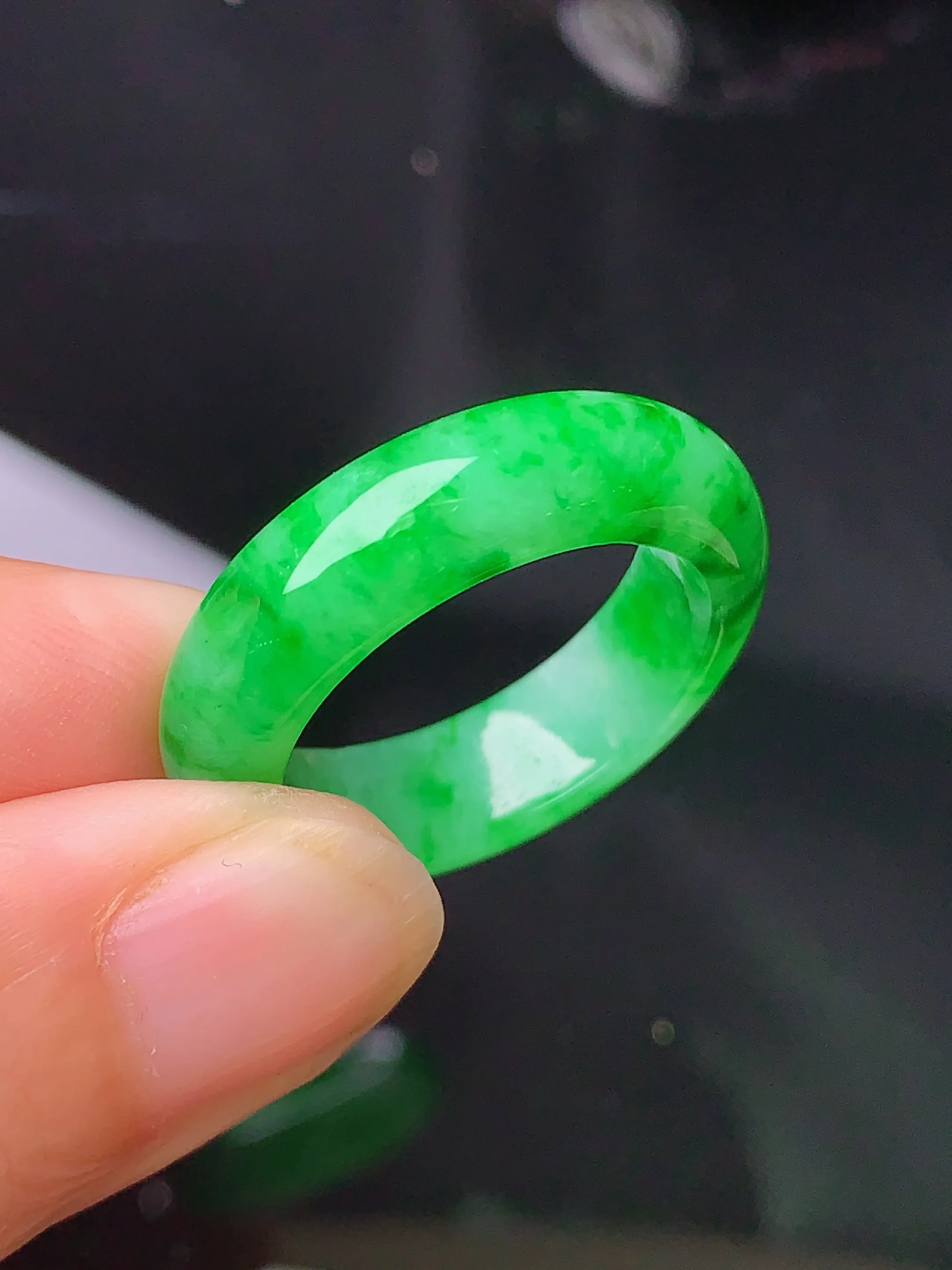 翠绿指环 玉质细腻 色泽清新艳丽 整体尺寸25.5*6.2*3.7 圈口17
