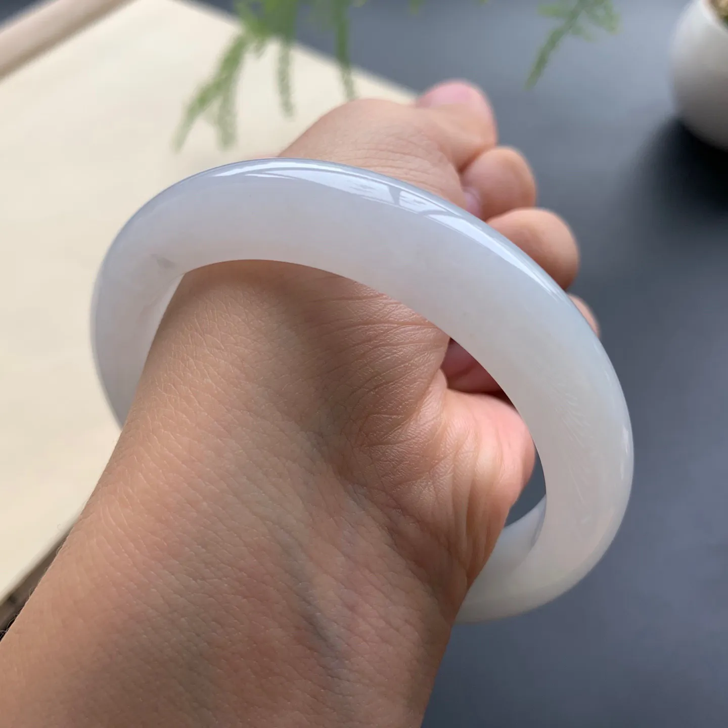 57.8圈口细糯正圈手镯 尺寸：57.8-12.2-9，无纹裂，白净光滑，细腻清爽