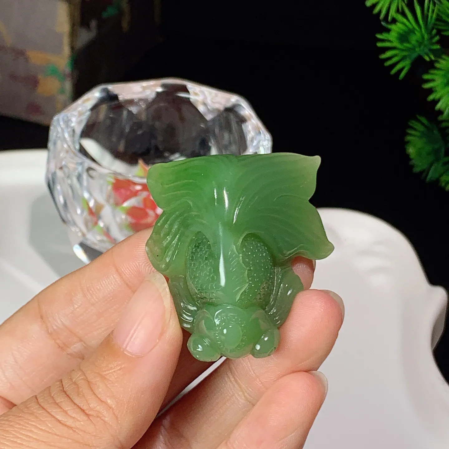 和田玉阳绿俄罗斯碧玉金玉满堂金鱼挂件。尺寸39/37/14重25克。玉质细腻油润。手推出油。佩戴高端典雅。lt251031