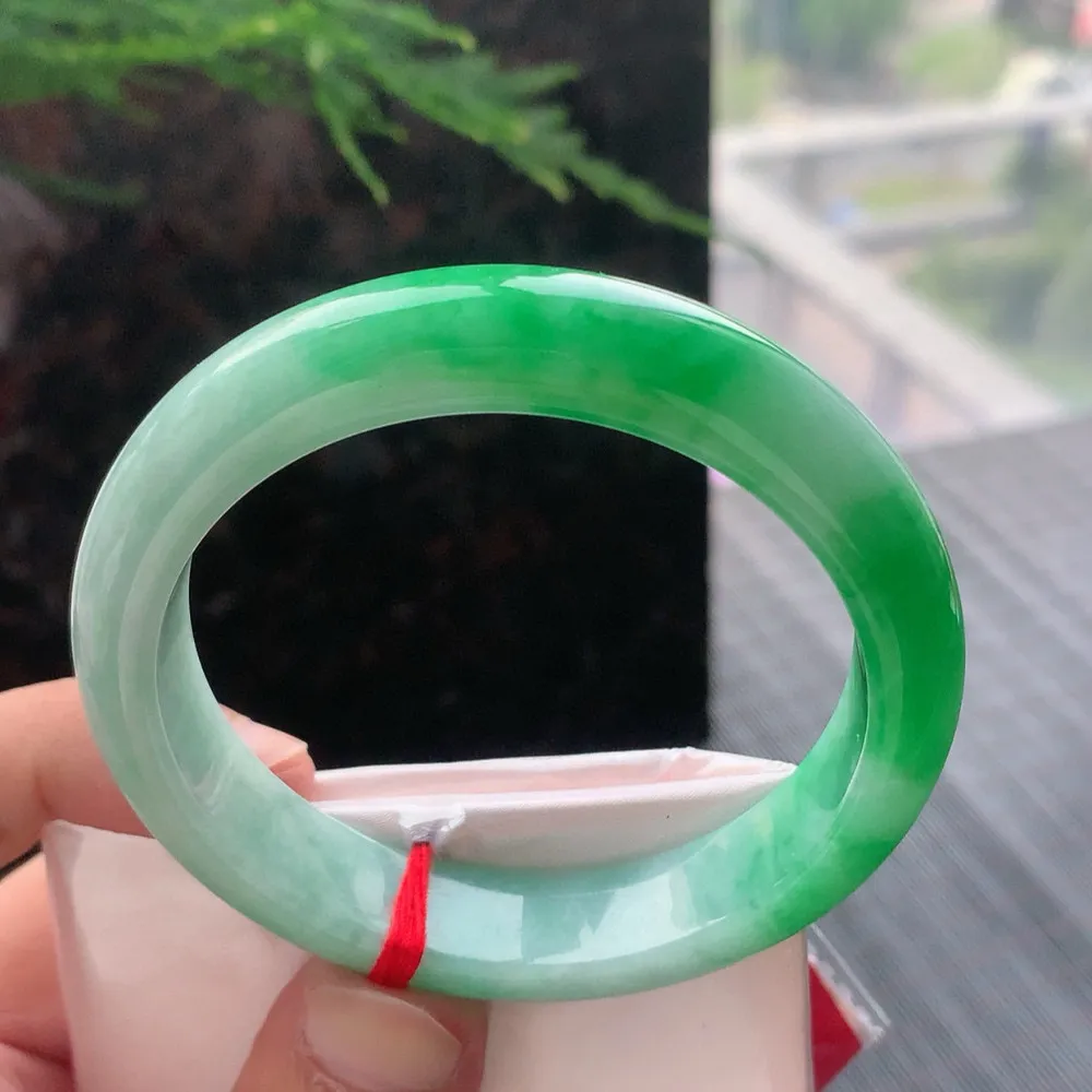 正圈冰糯阳绿 无瑕 尺寸:57.2/12.6/8.5 色阳