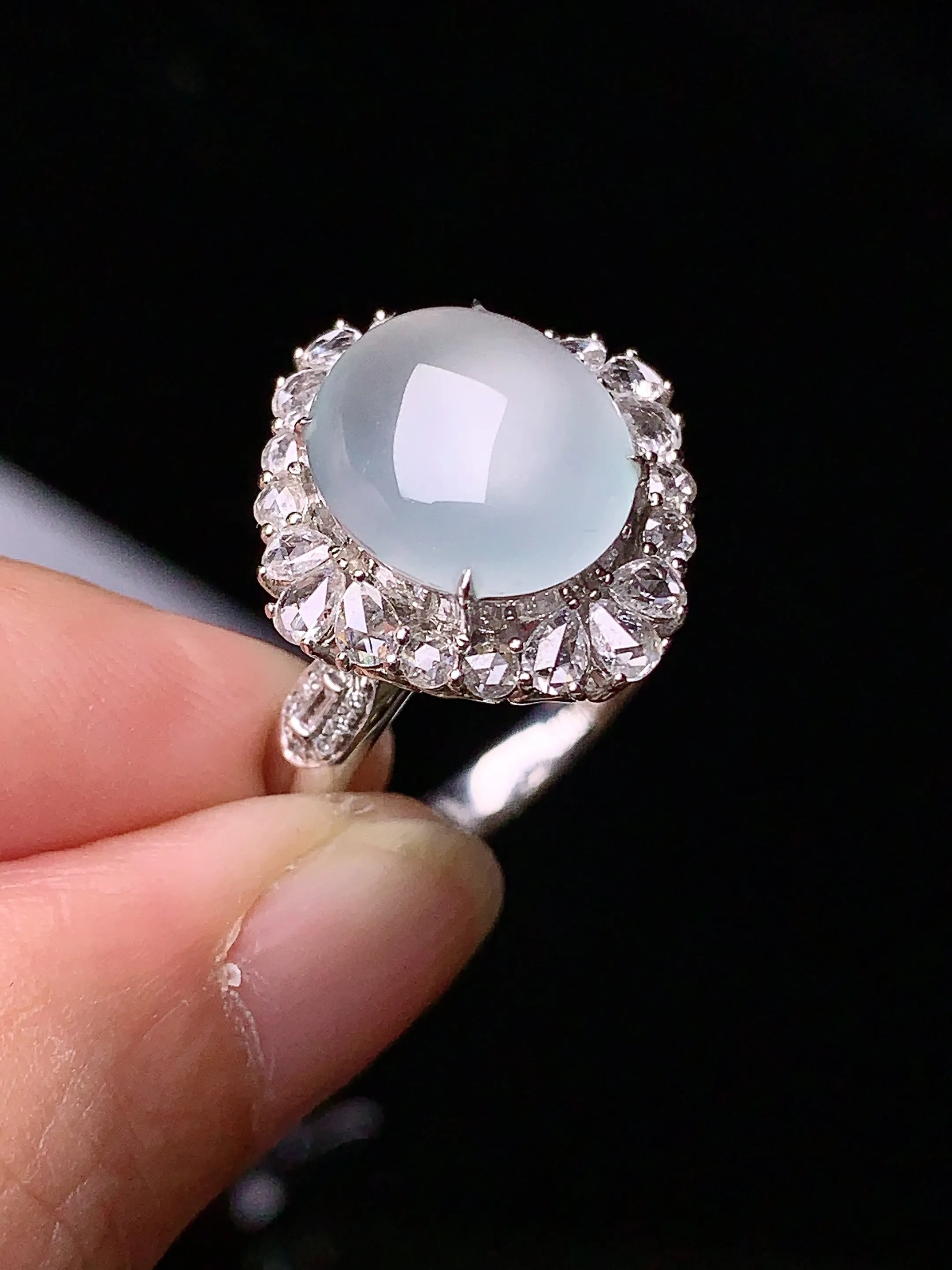 18k金钻镶嵌冰种蛋面戒指 玉质细腻 色泽艳丽 水润亮眼  圈14整体尺寸17.7*16.5*11.8